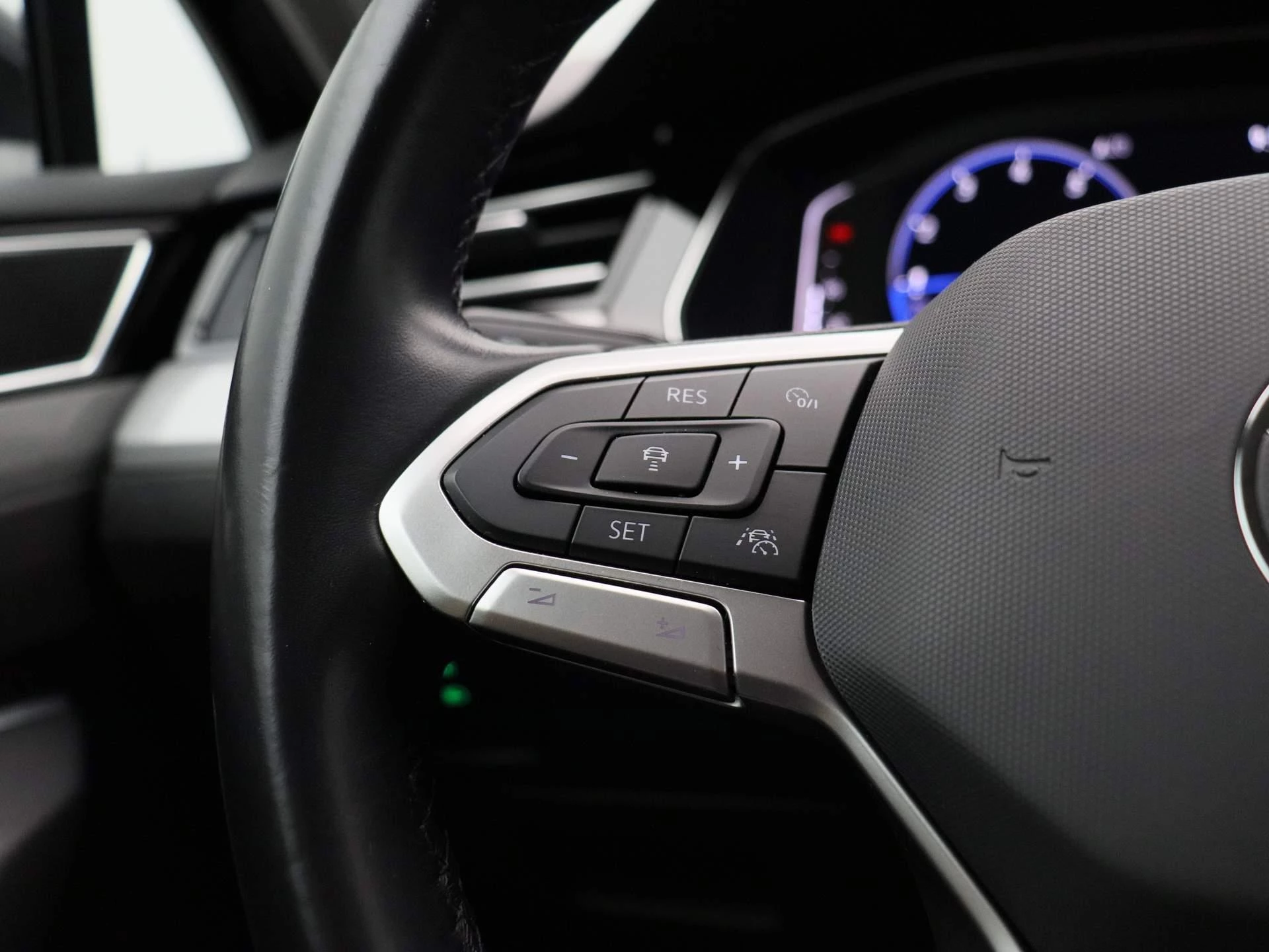 Volkswagen-Passat-image-22