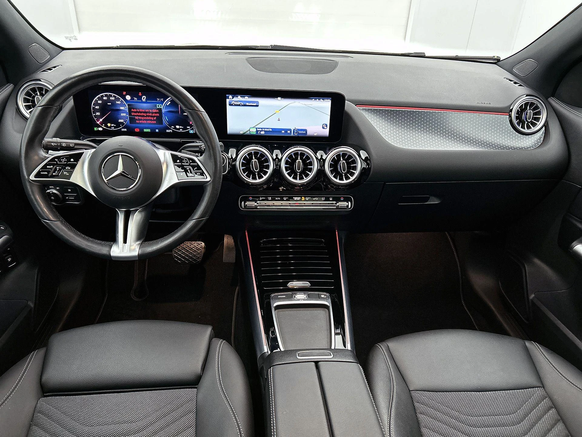 Mercedes-Benz-GLA-image-17