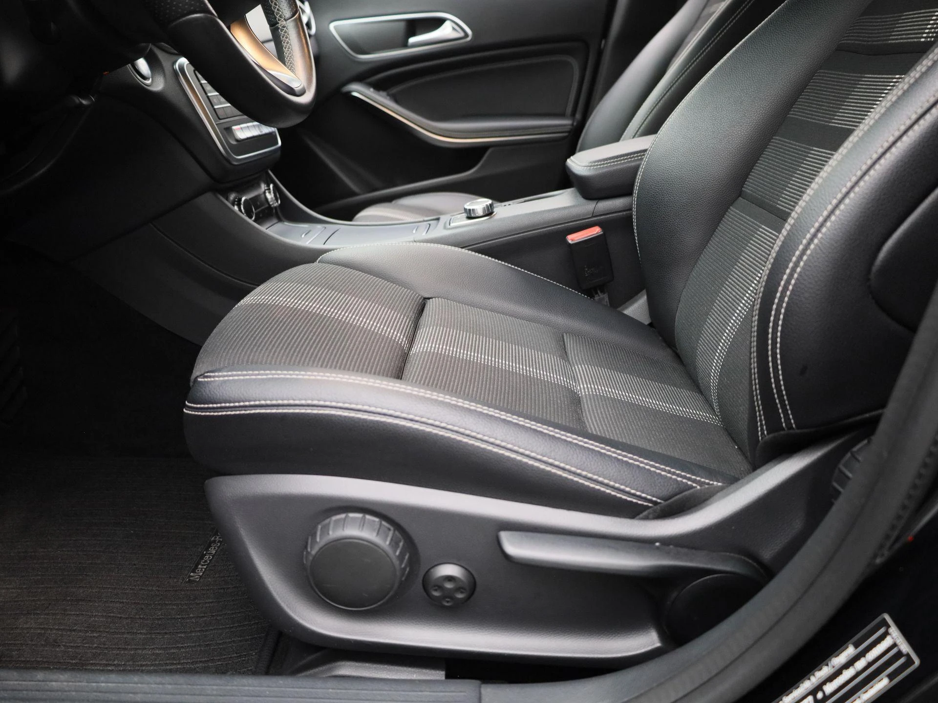 Mercedes-Benz-CLA-image-35