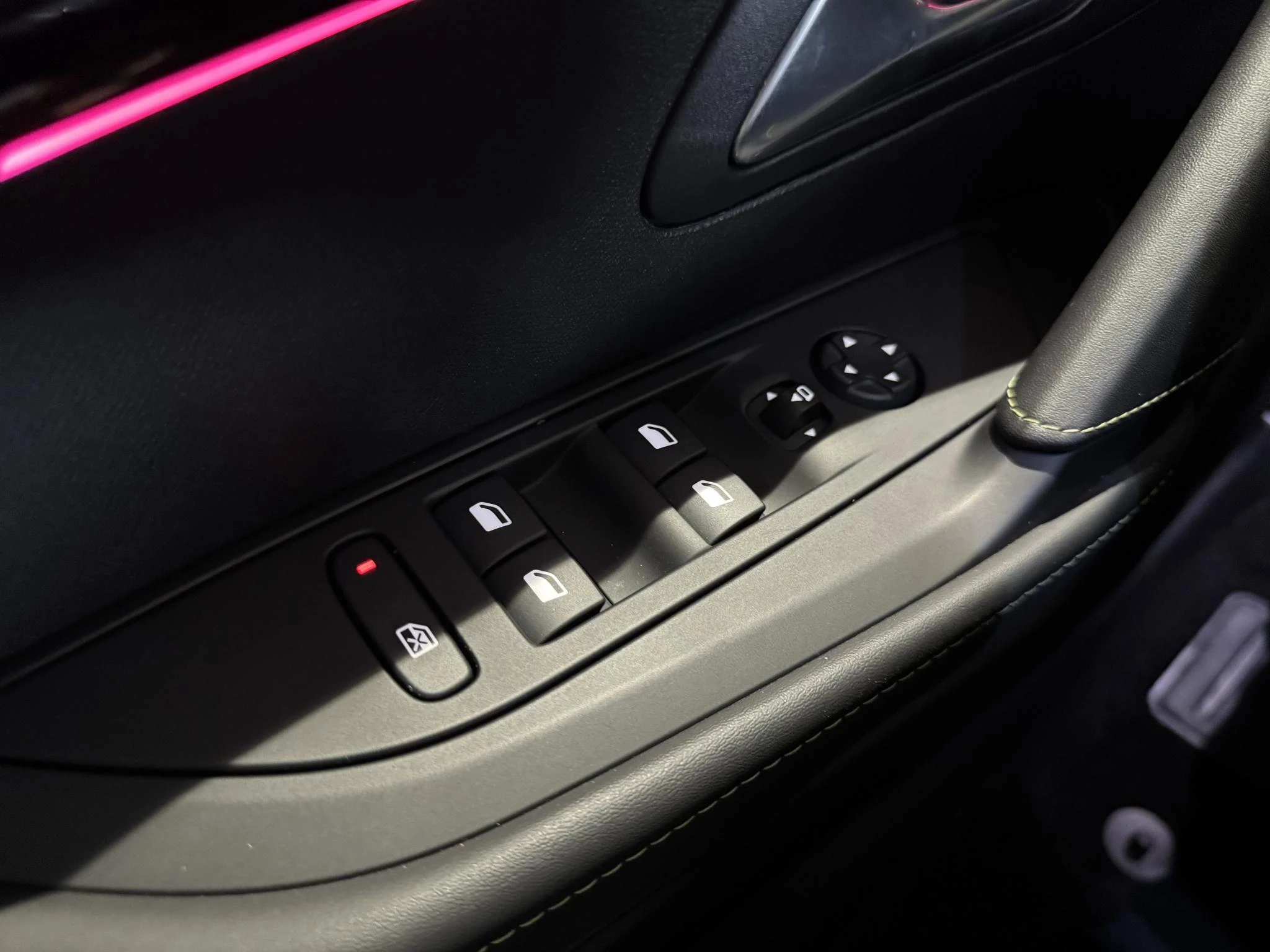 Peugeot-e-208-image-18