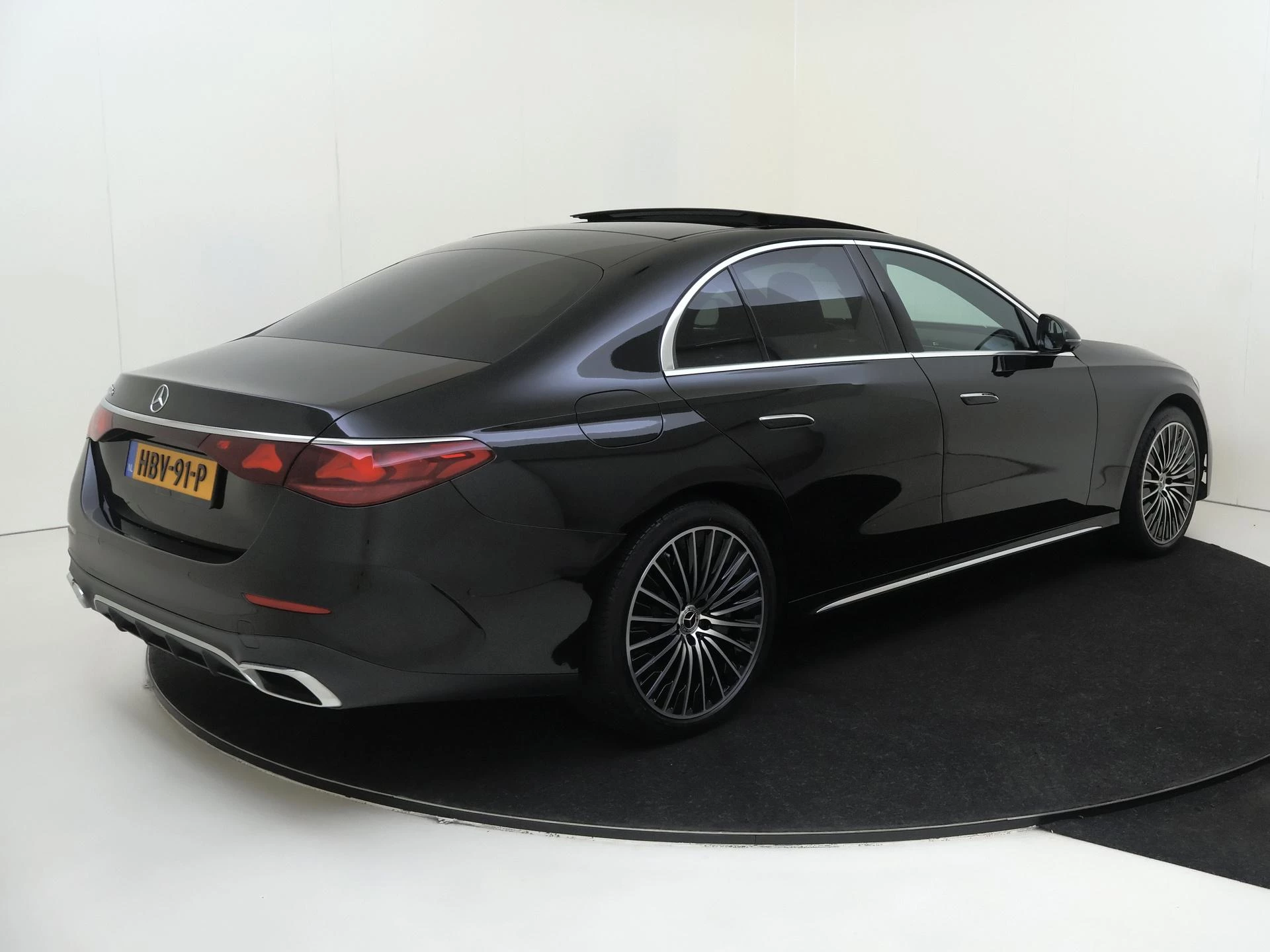 Mercedes-Benz-E-Klasse-image-3