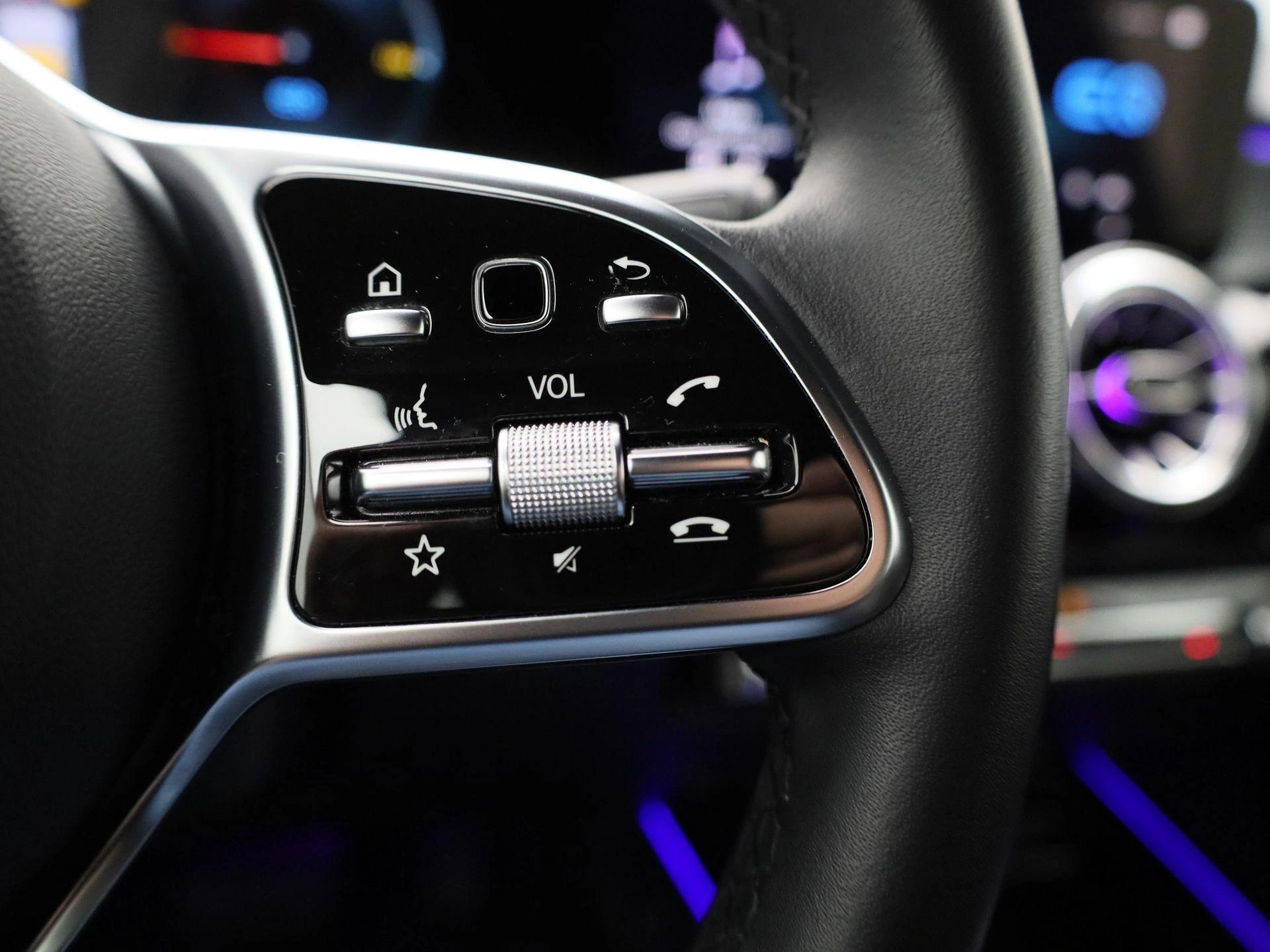 Mercedes-Benz-EQB-image-17