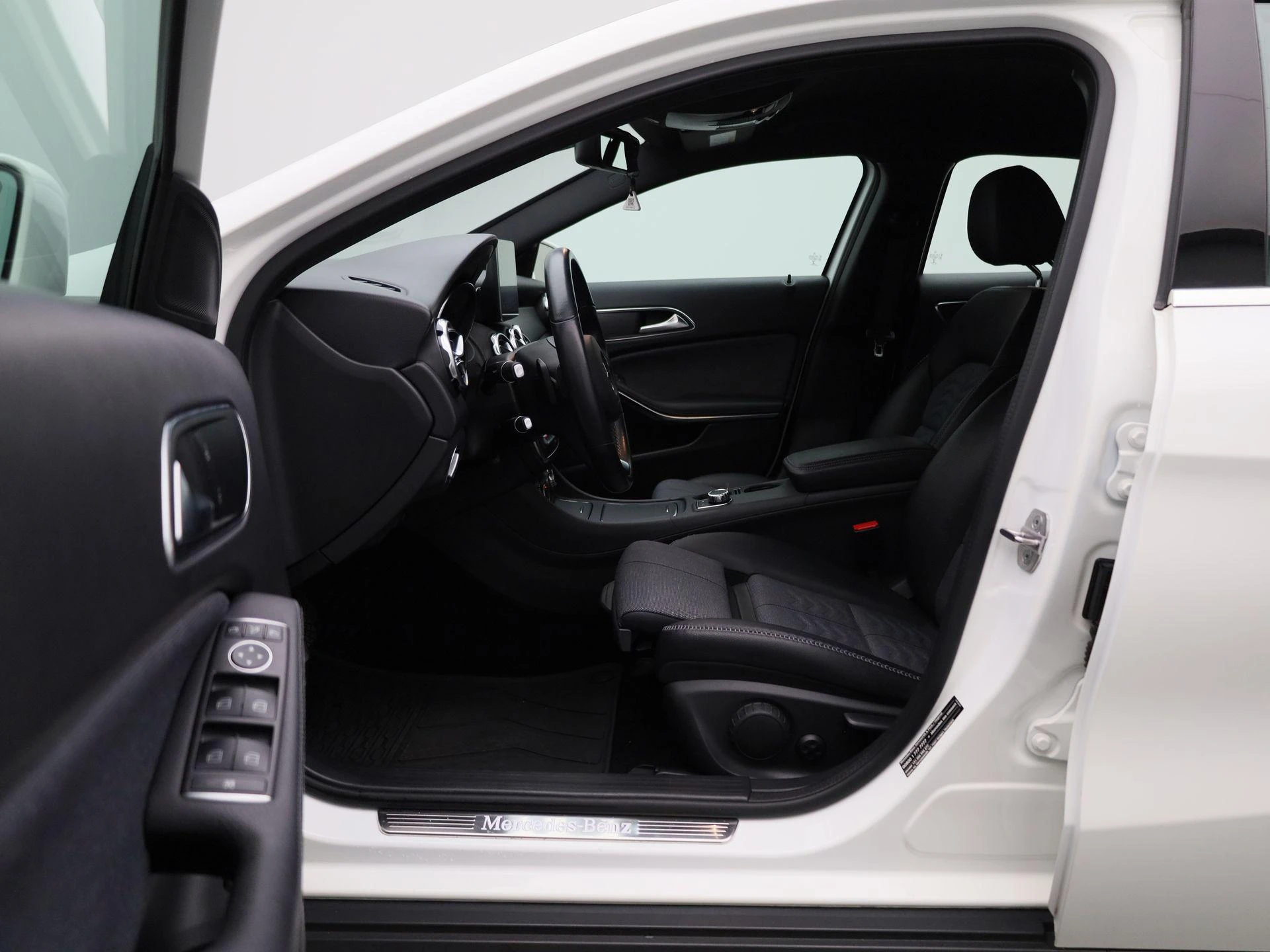 Mercedes-Benz-GLA-image-8