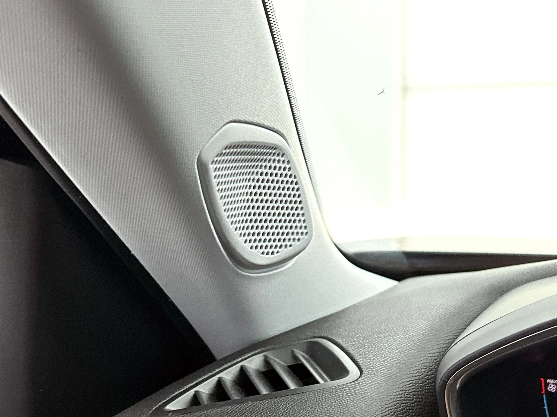 Peugeot-e-2008-image-14
