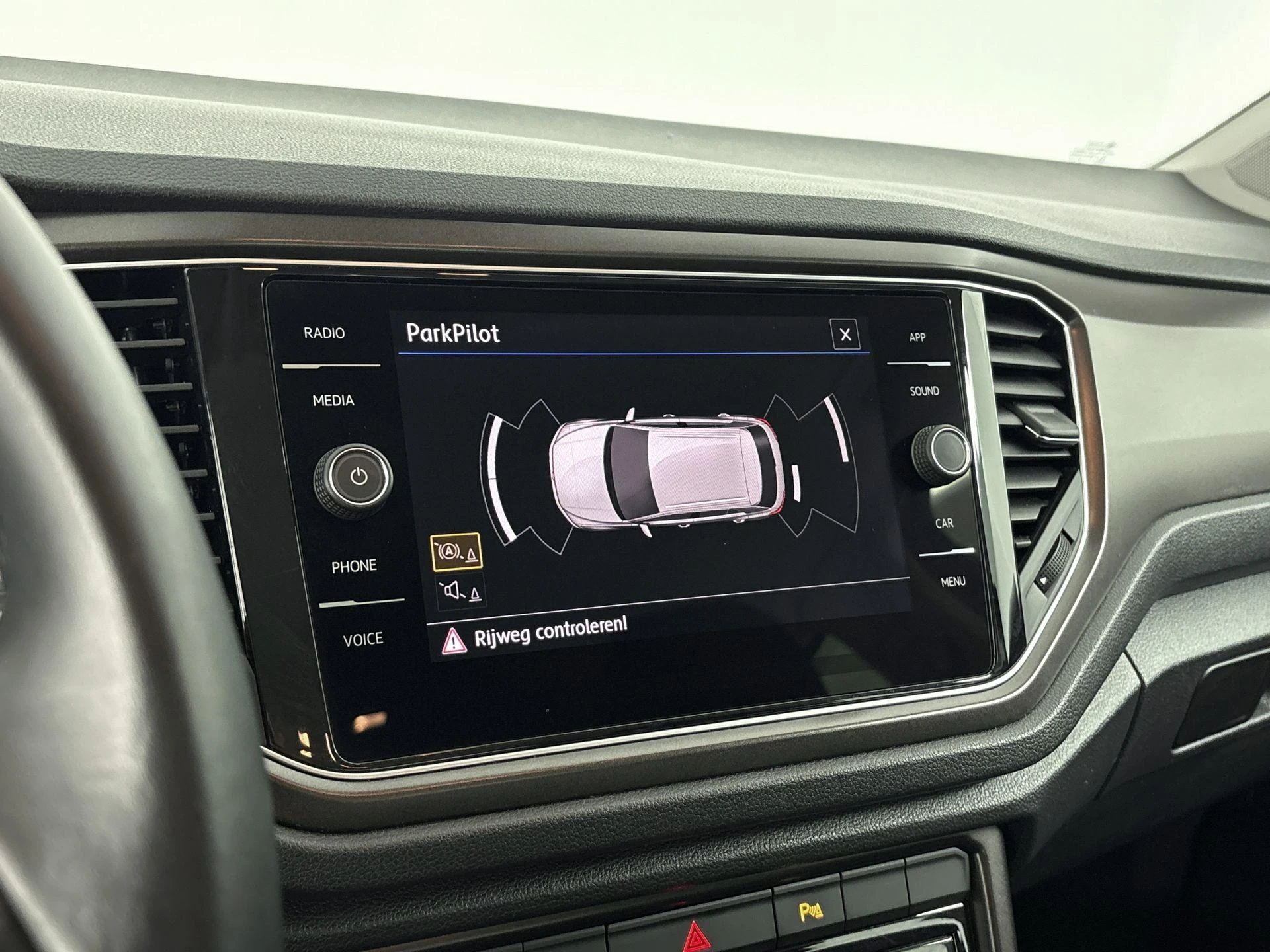 Volkswagen-T-Roc-image-10