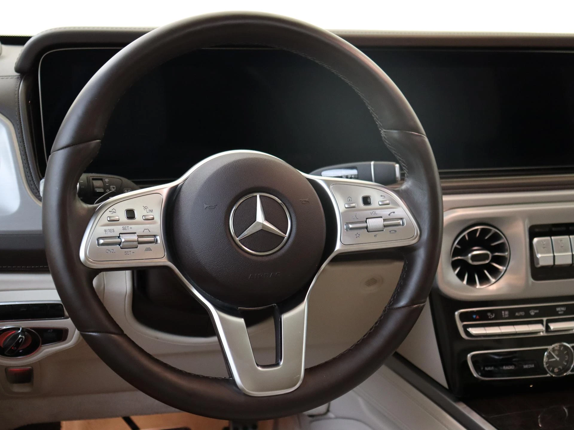 Mercedes-Benz-G-Klasse-image-9
