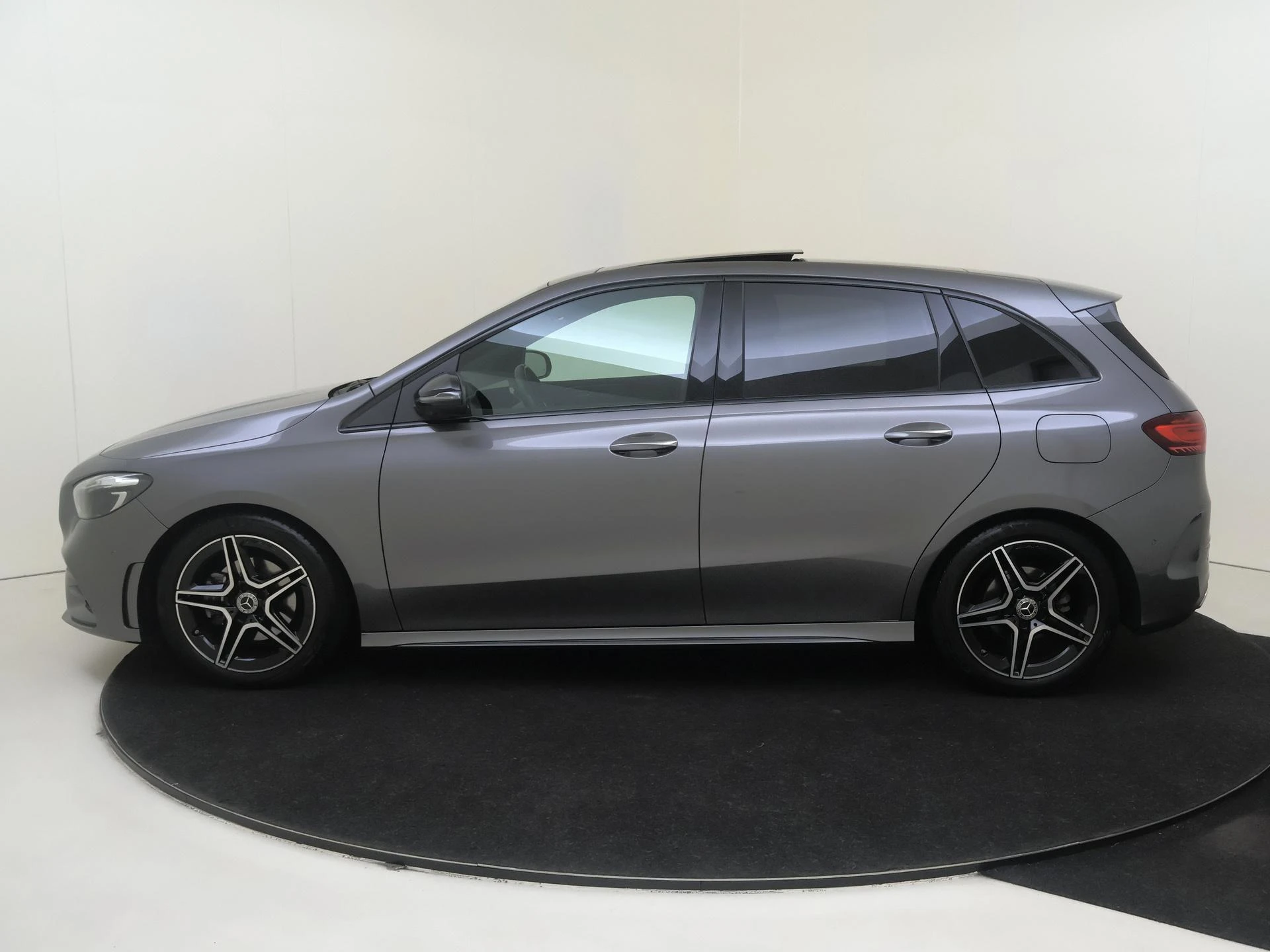 Mercedes-Benz-B-Klasse-image-7