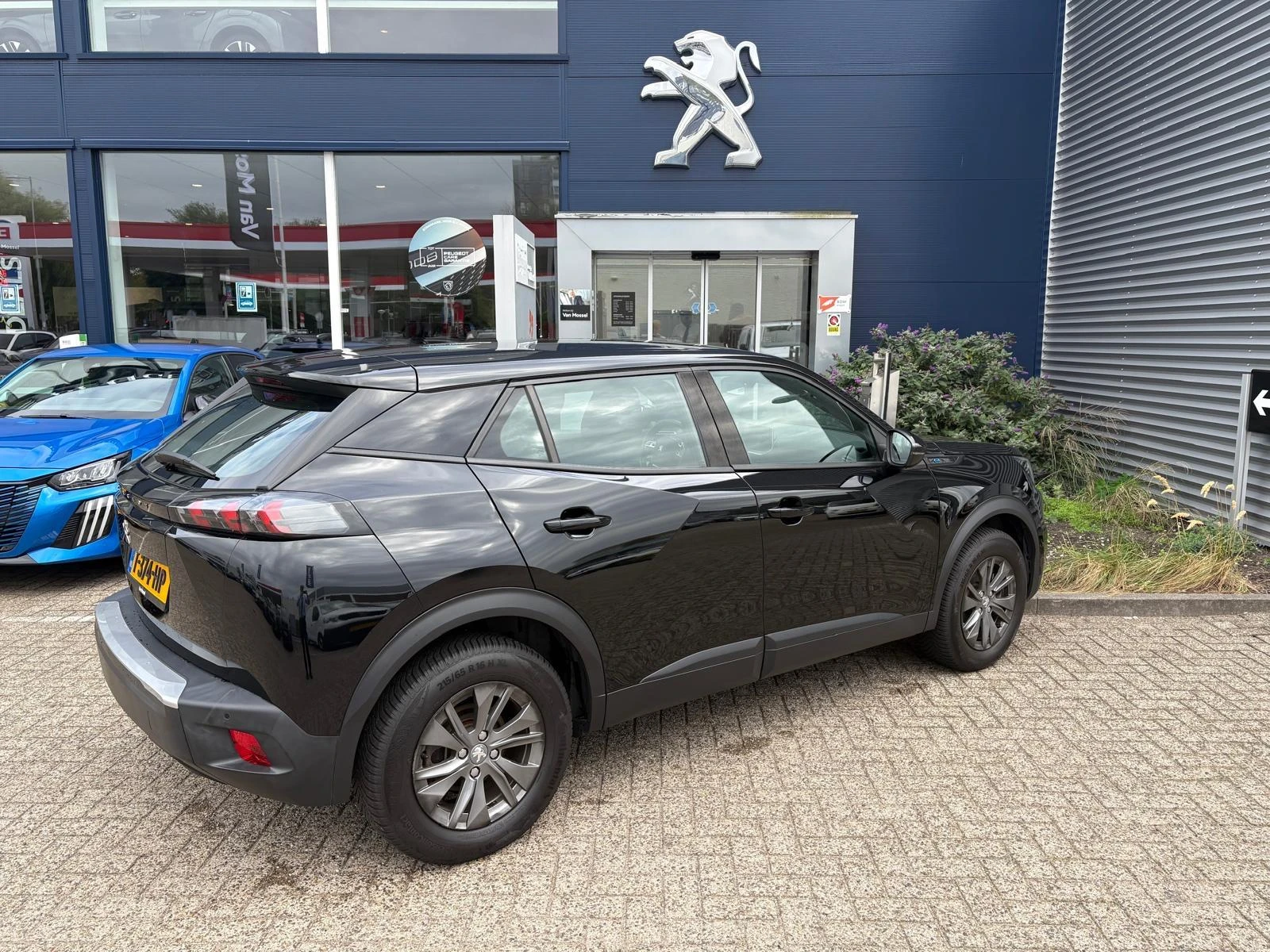 Peugeot-e-2008-image-6