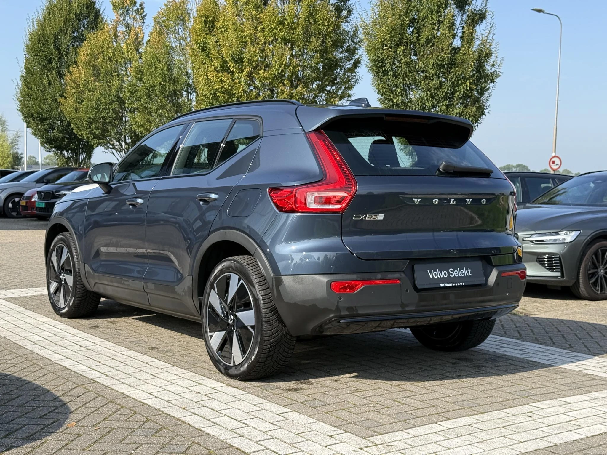 Volvo-EX40-image-3
