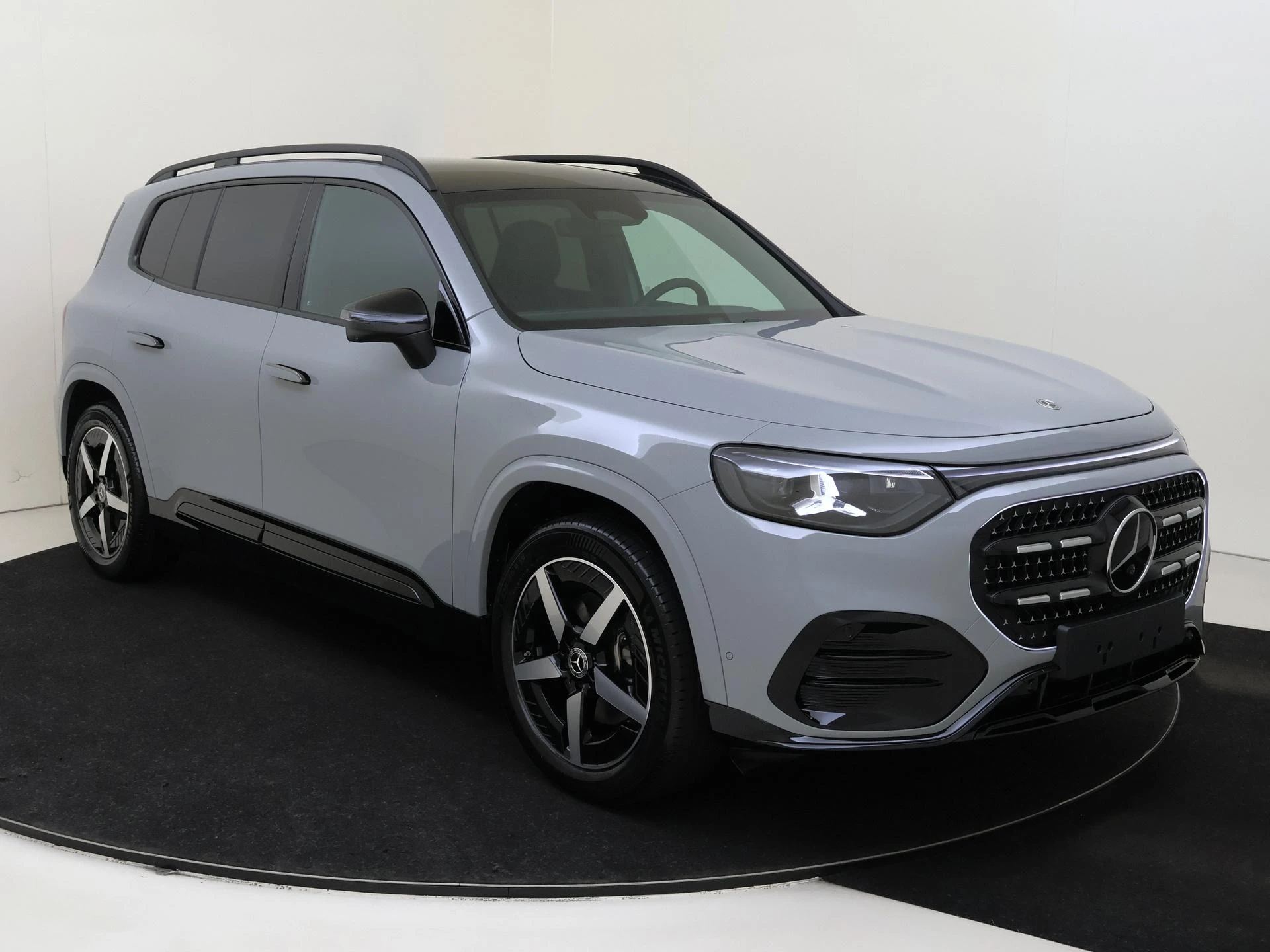 Mercedes-Benz-GLB-image-1