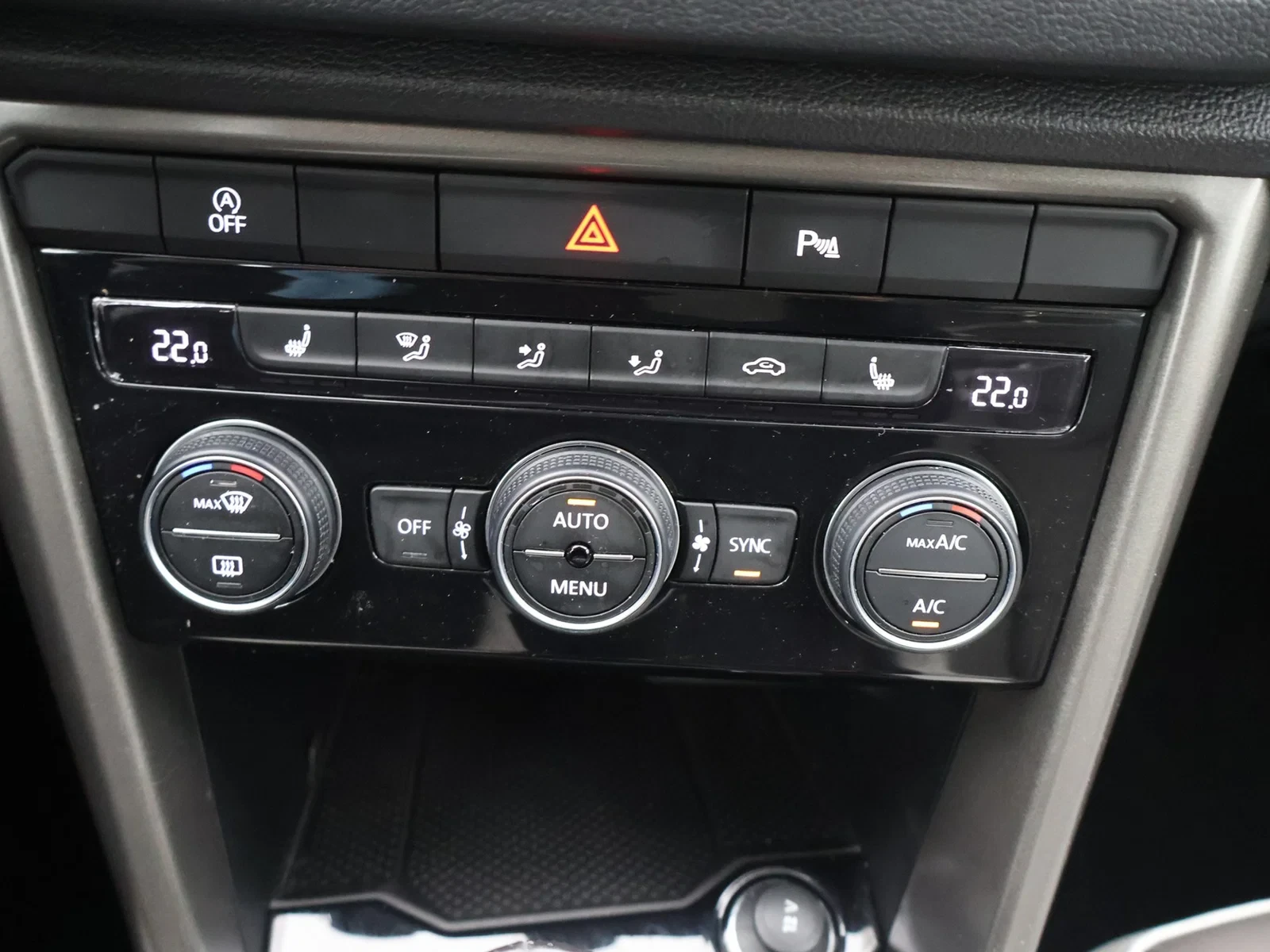 Volkswagen T-Roc T-Roc Style 1.6TDI 116PK *LEDER*PDC*ACC*AIRCO*APP-CONNECT*DAB-RADIO*ZETELVERWARMING*...*
