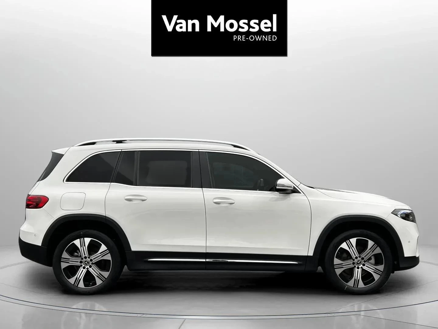 Mercedes-Benz-EQB-image-3