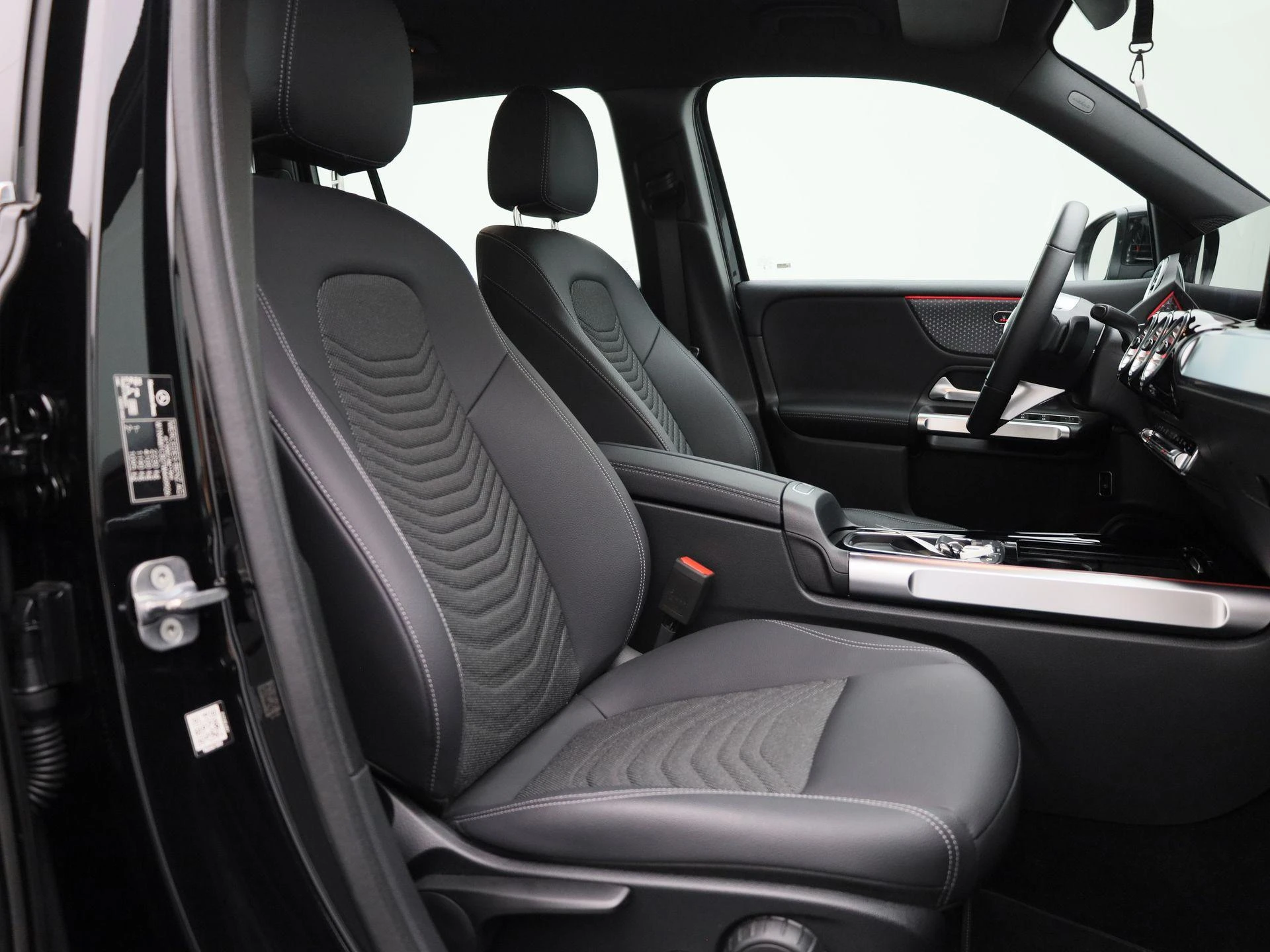 Mercedes-Benz-GLB-image-37