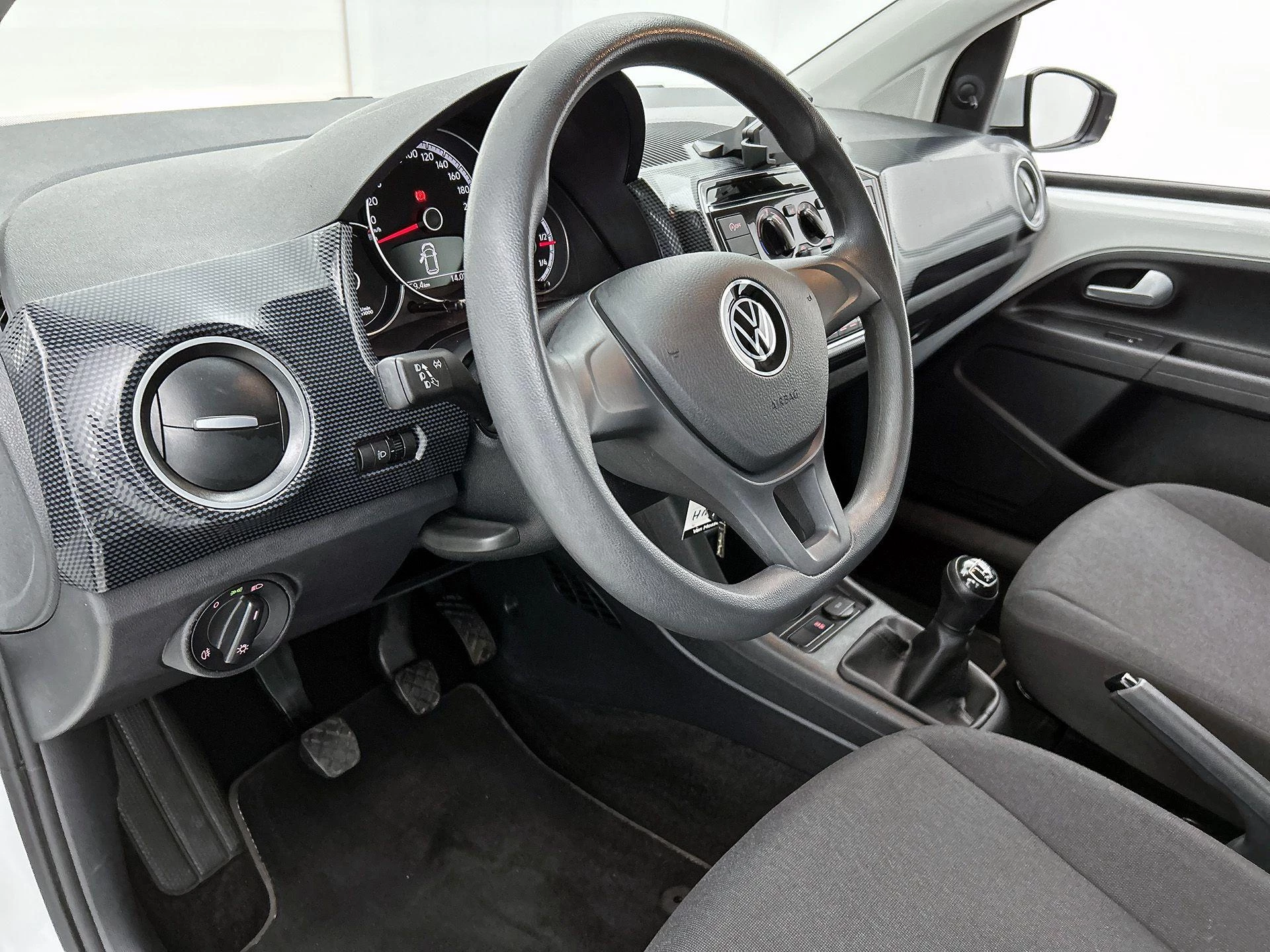 Volkswagen-up!-image-12