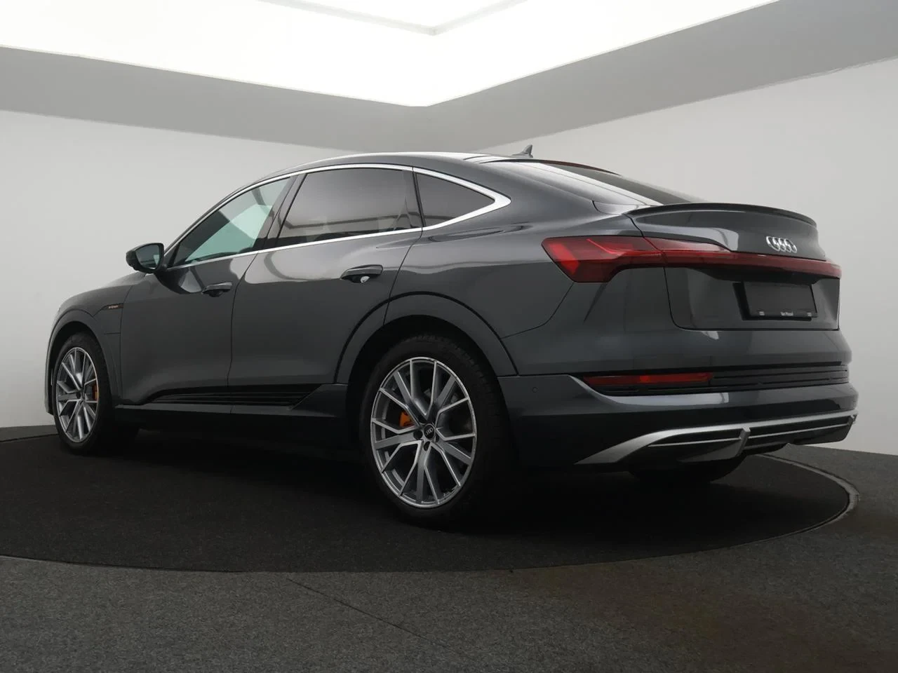 Audi e-tron Sportback Audi e-tron Sportback S-line 55 quattro 408PK *BRUINE LEDER*NAVI*APP CONNECT*BLTH*CRUISE*SPORTZETELS*CAMERA*ZETELVERWARMING*...