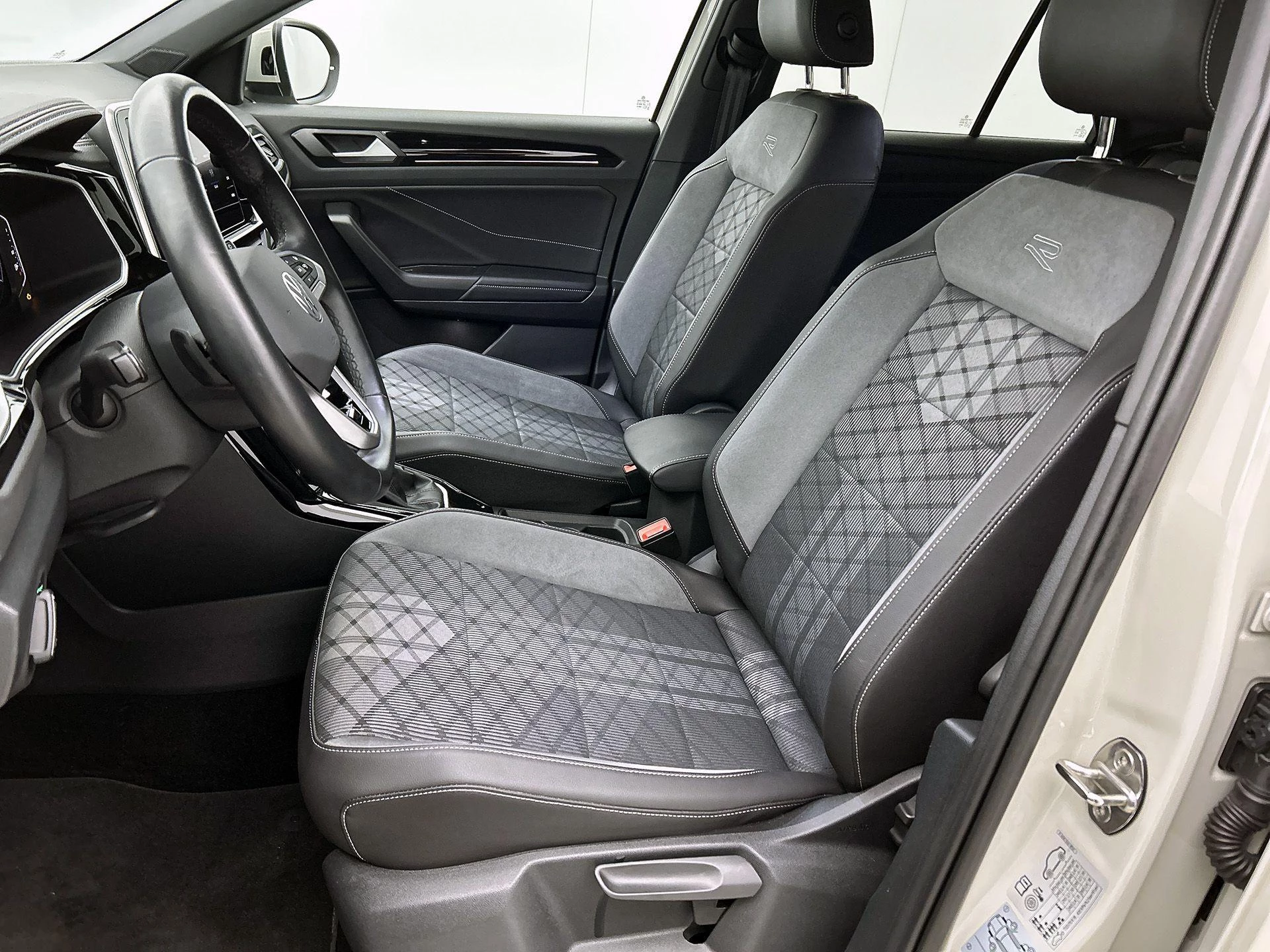 Volkswagen-T-Roc-image-41