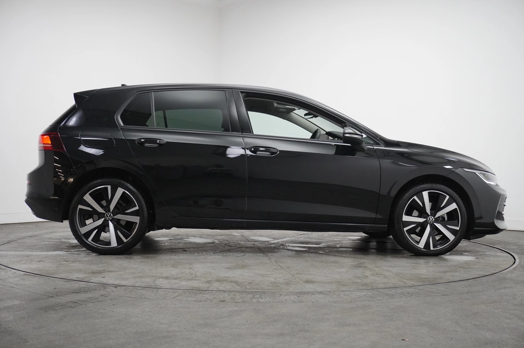 Volkswagen-Golf-image-3