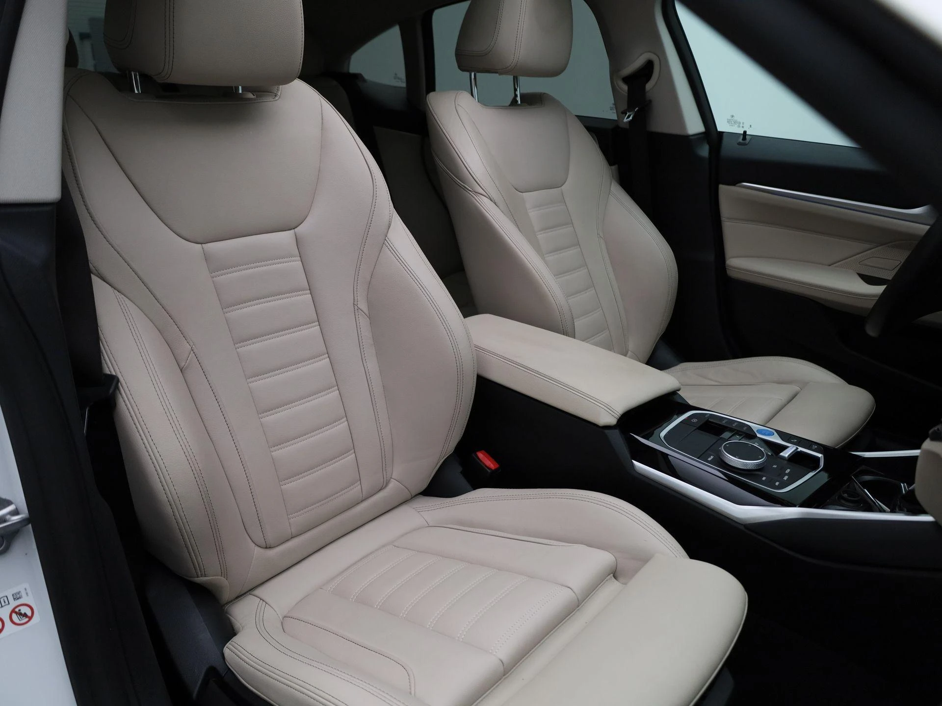 BMW-i4-image-40
