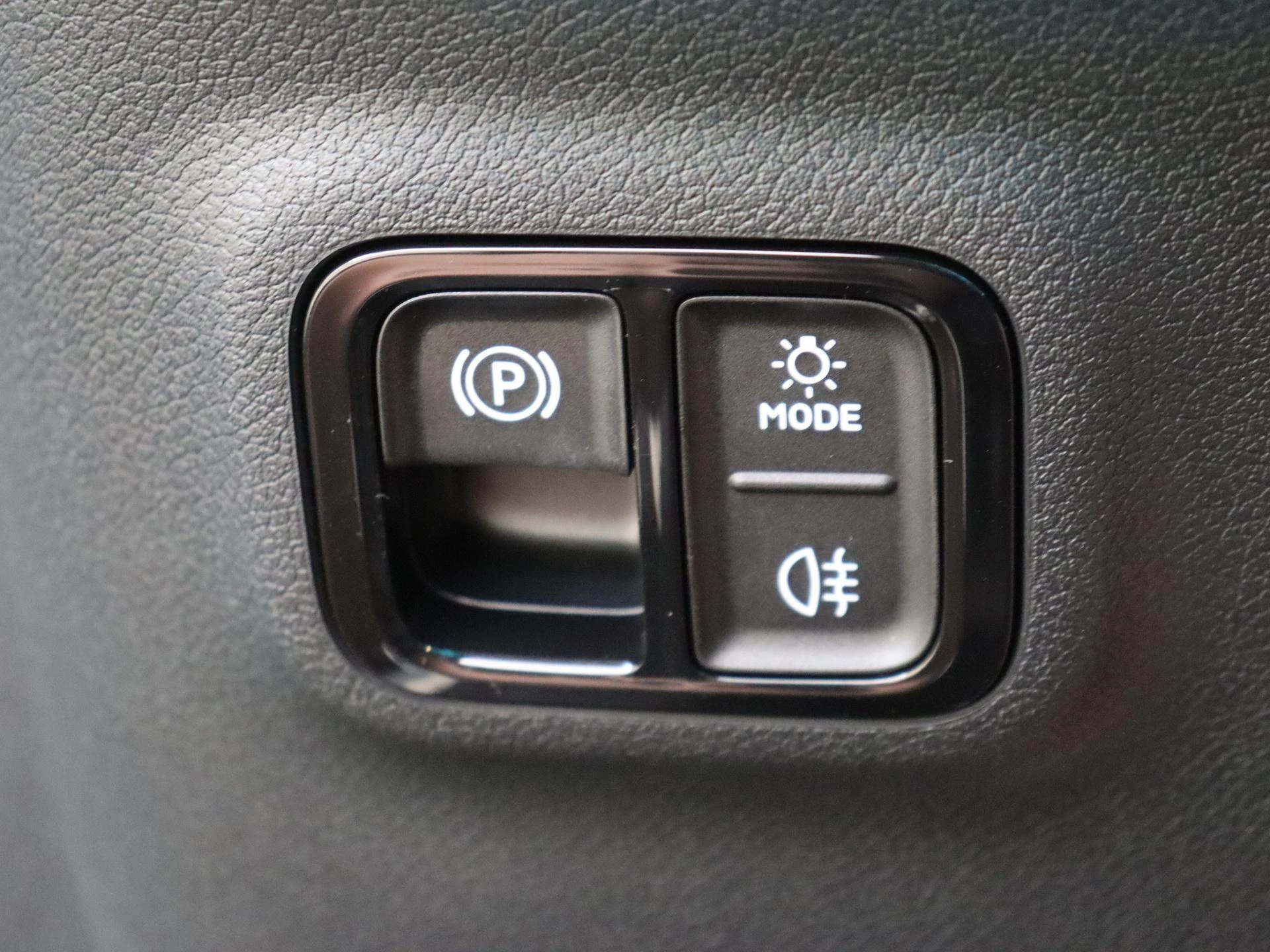 Mercedes-Benz-CLA-image-21