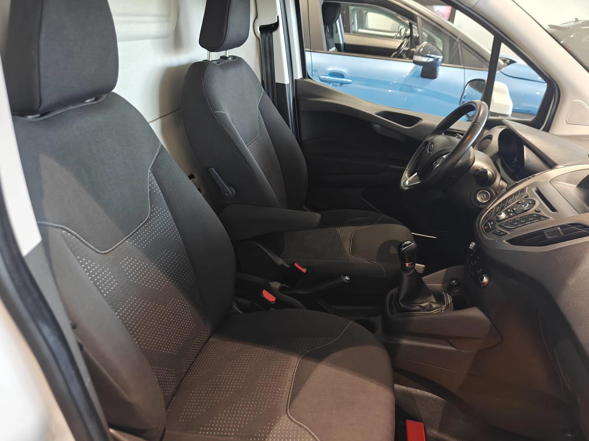 Ford-Transit Courier-image-11