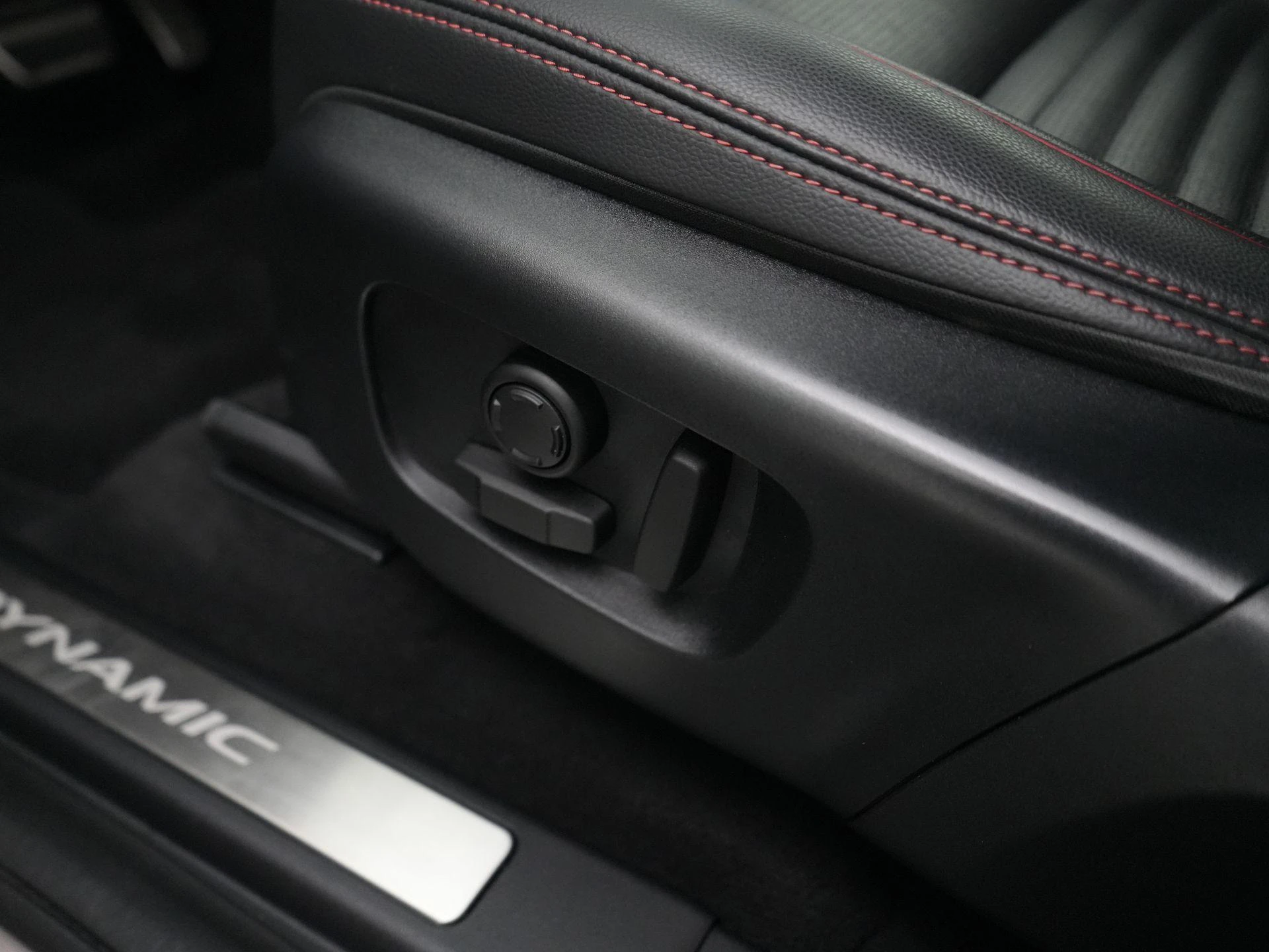 Land Rover-Discovery Sport-image-32