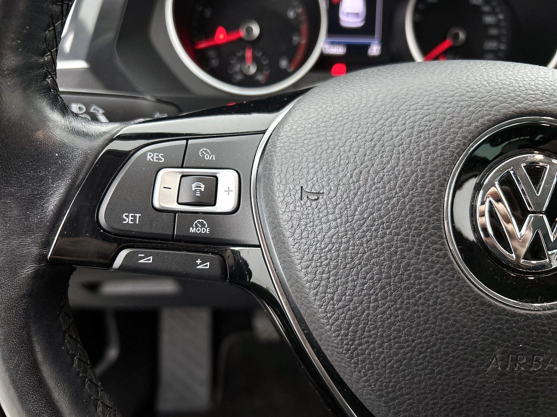 Volkswagen-Tiguan-image-24