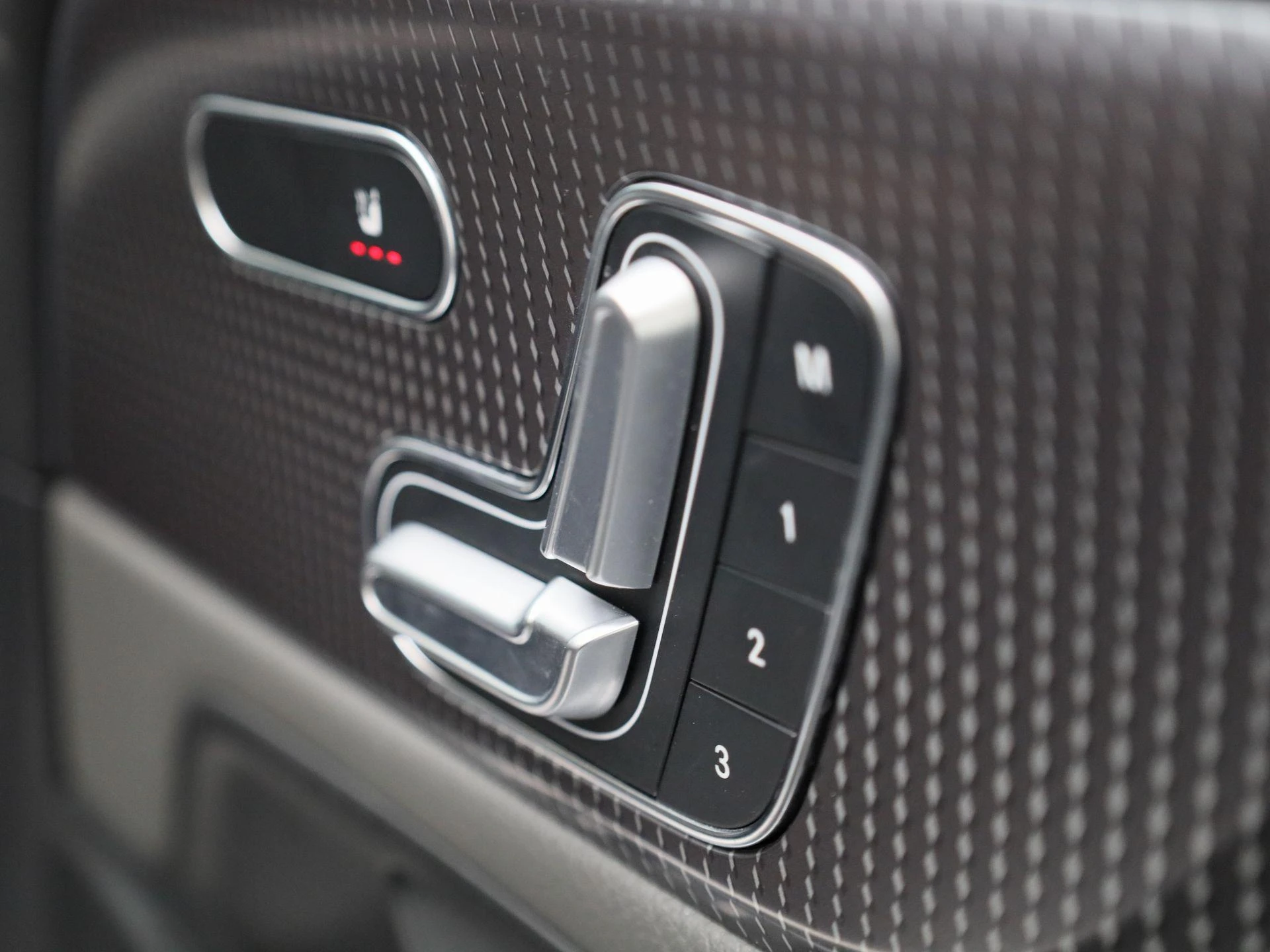 Mercedes-Benz-EQB-image-40