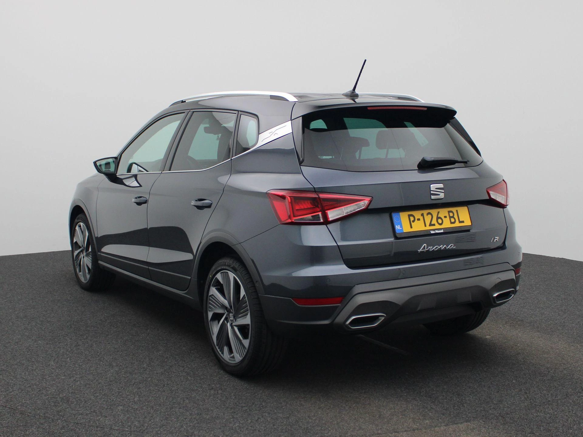 SEAT-Arona-image-1
