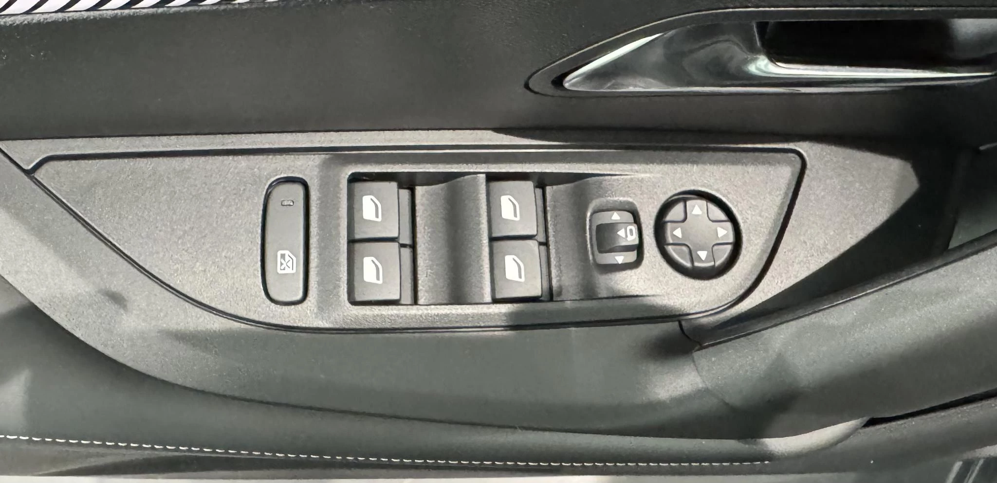 Peugeot-e-2008-image-12