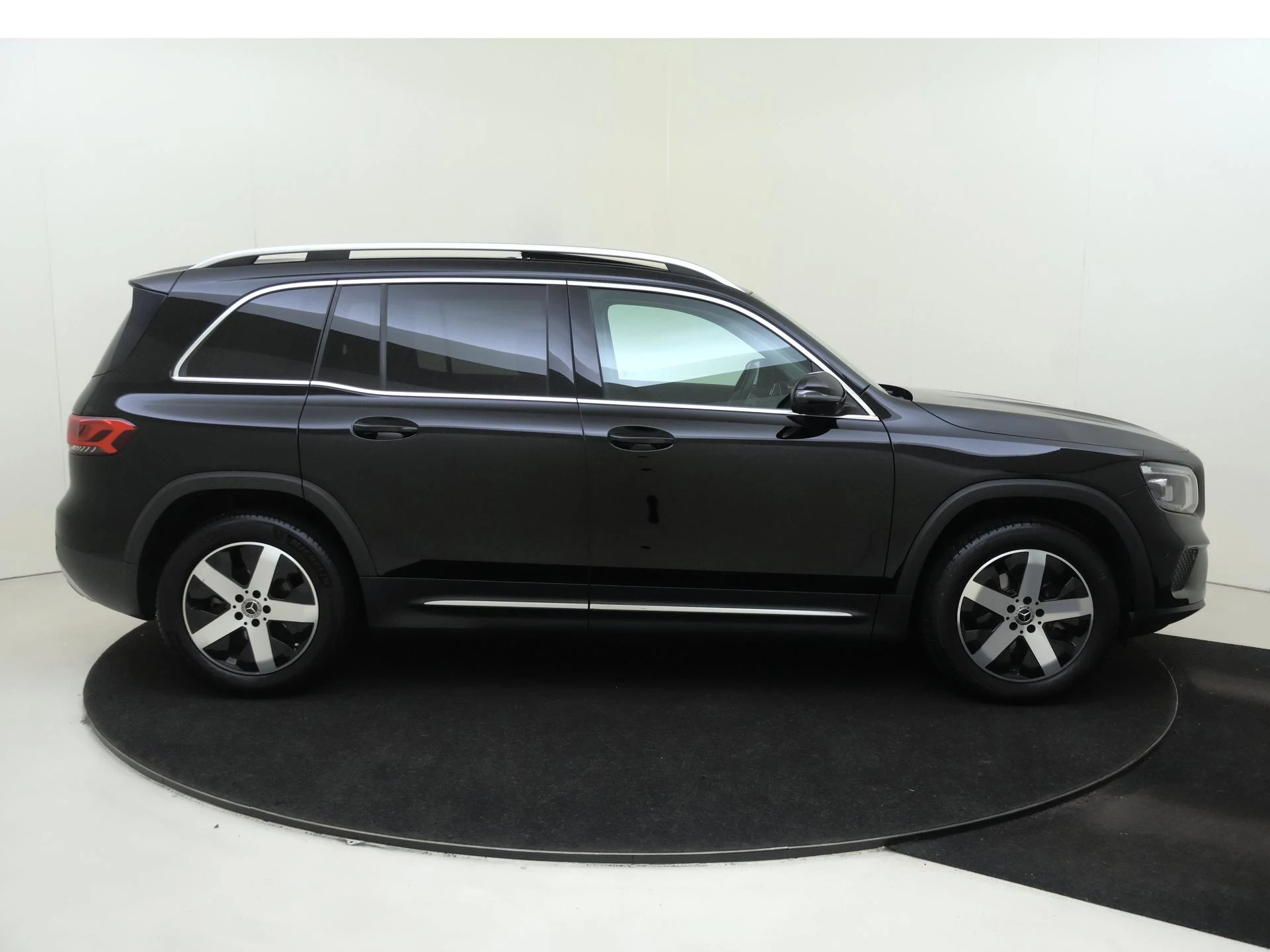 Mercedes-Benz-GLB-image-8