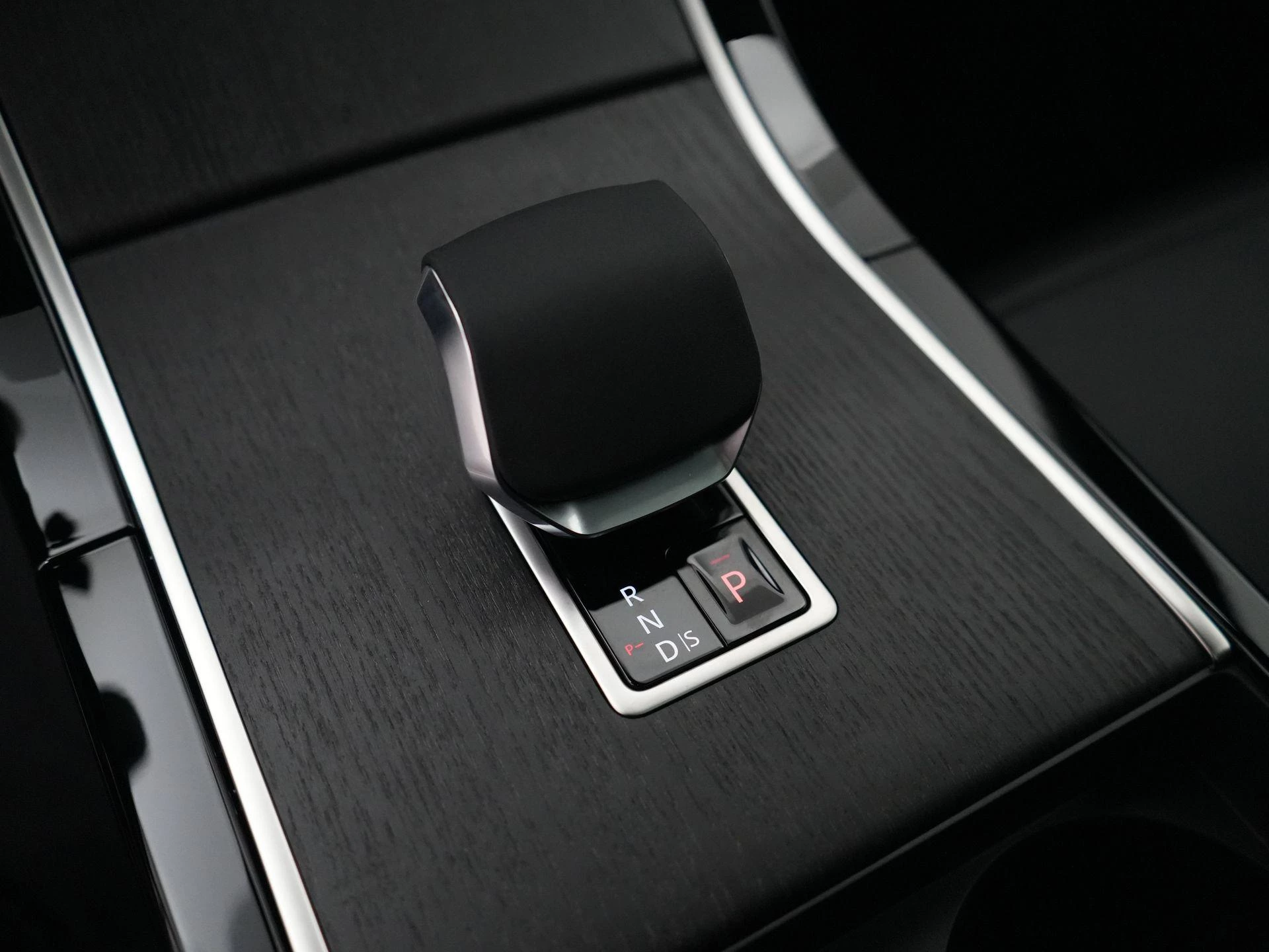 Land Rover-Range Rover Velar-image-18