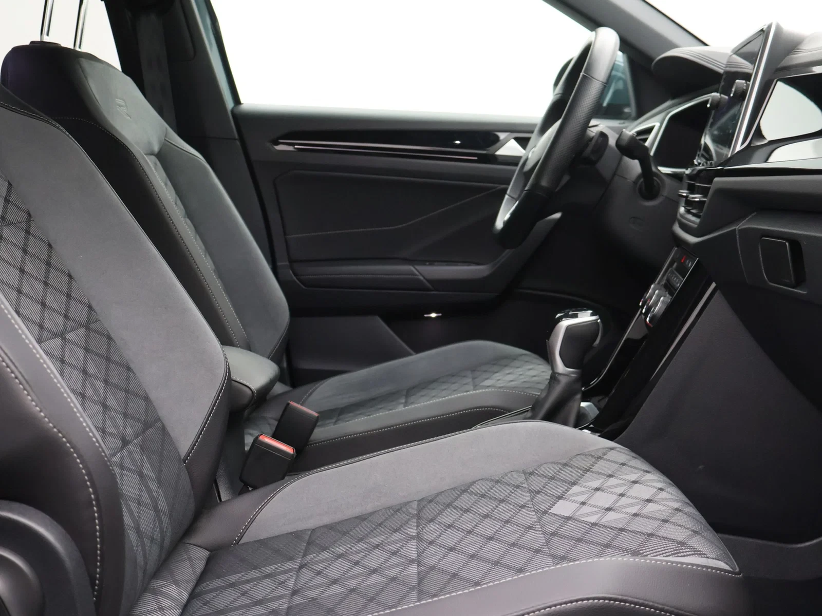 Volkswagen-T-Roc-image-10