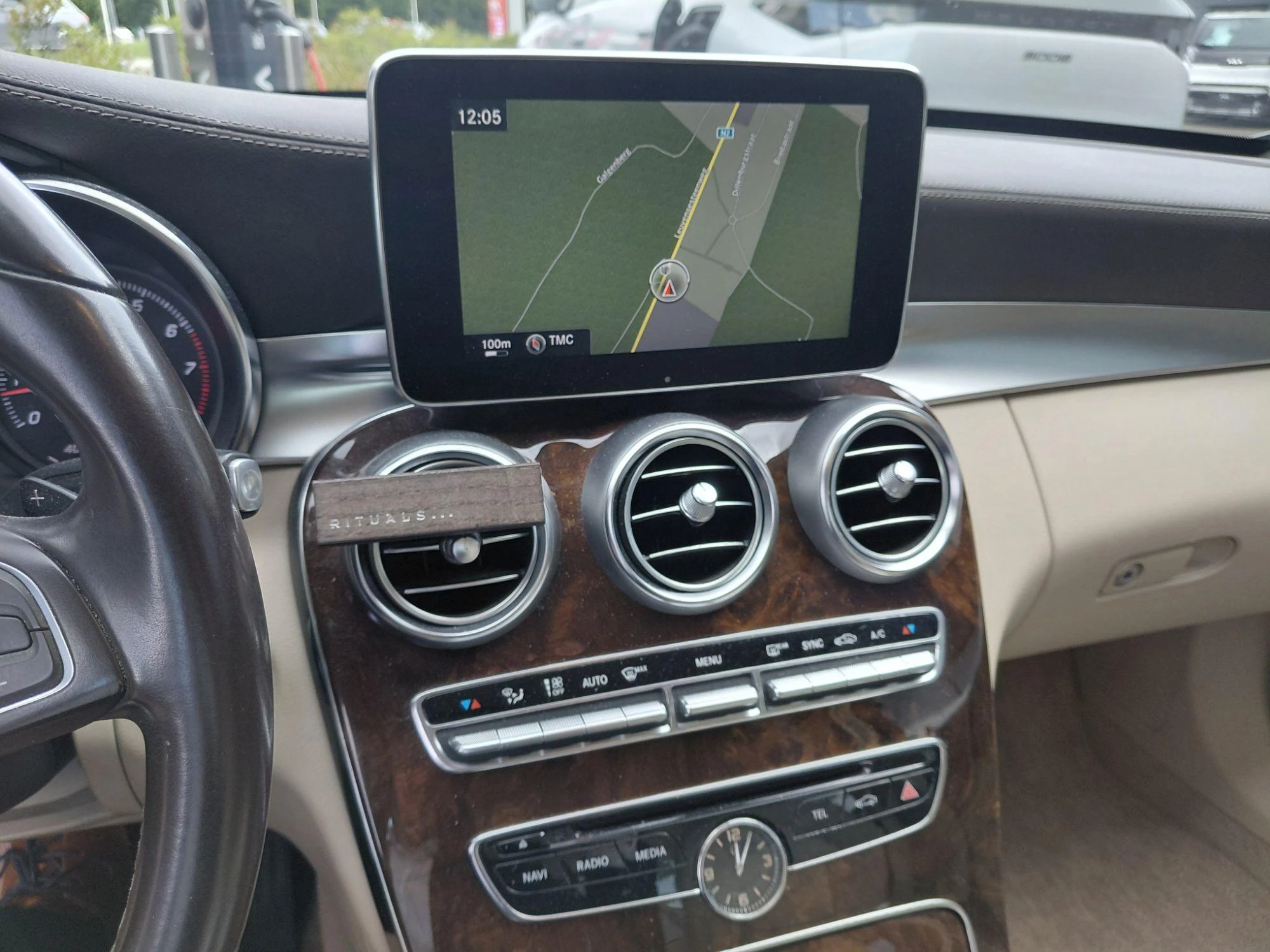 Mercedes-Benz-C-Klasse-image-9