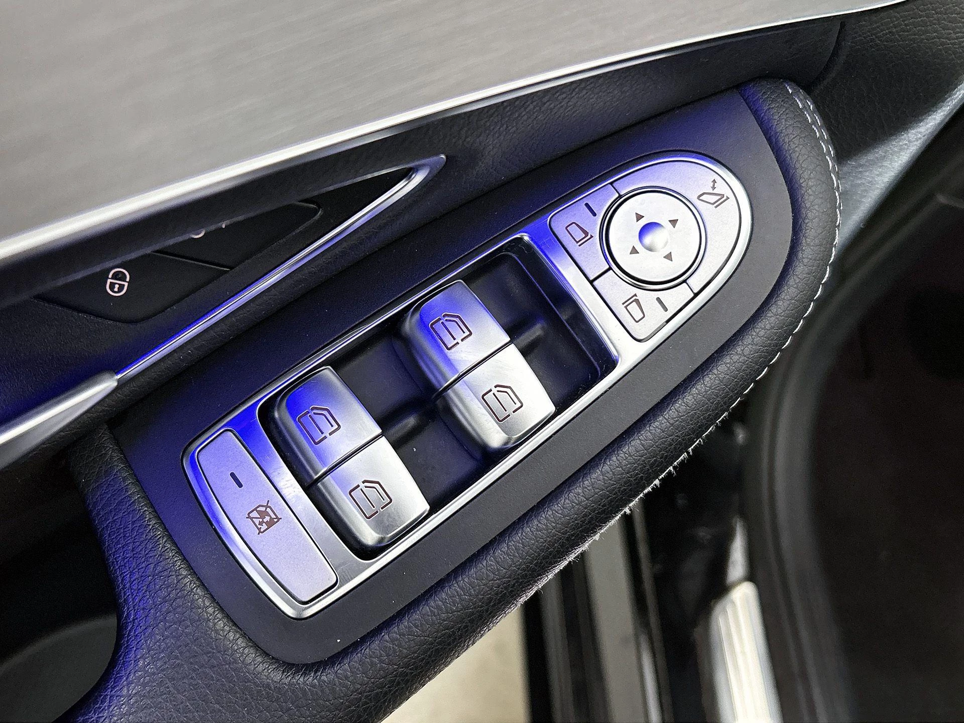 Mercedes-Benz-C-Klasse-image-24