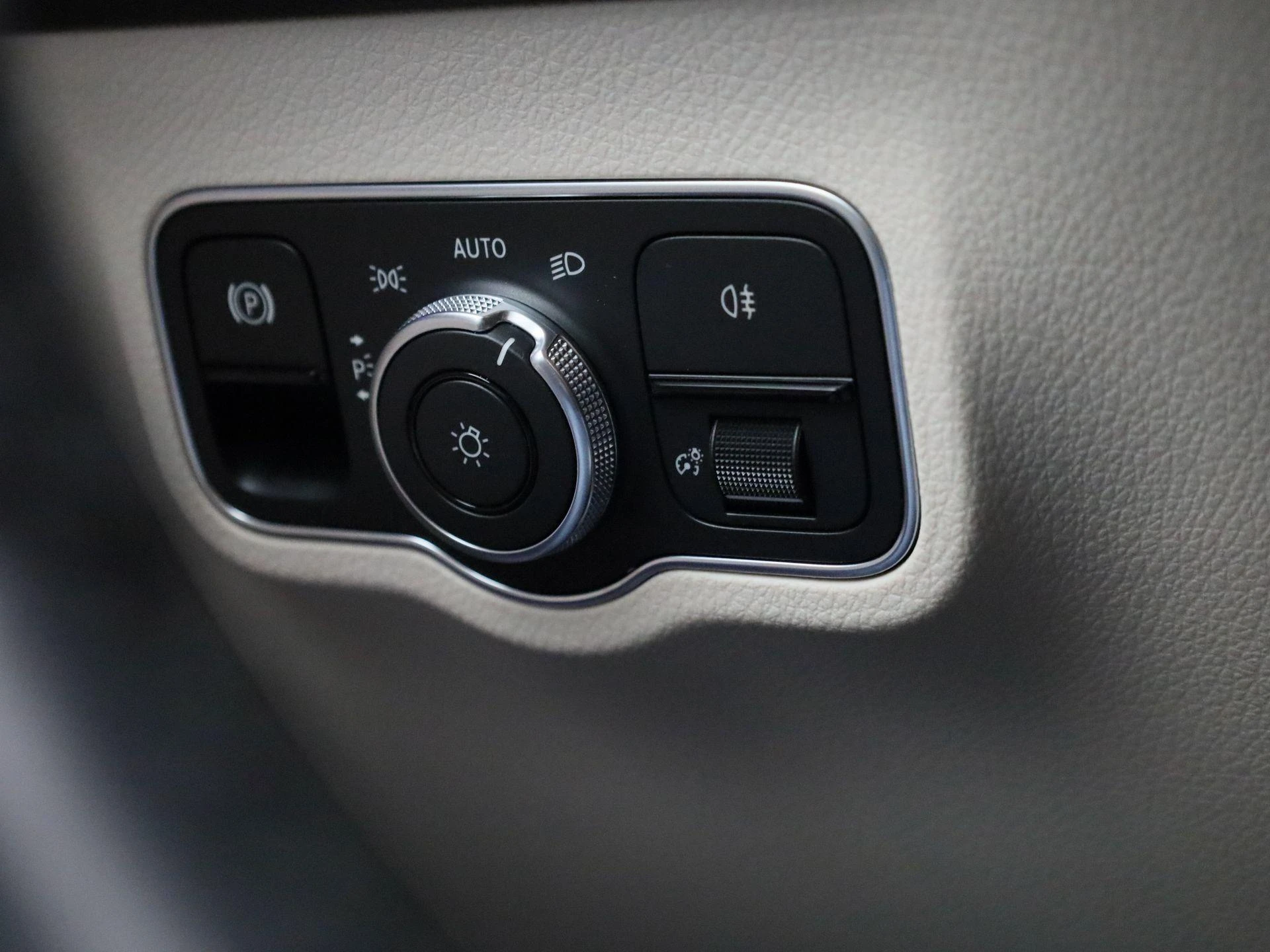 Mercedes-Benz-EQB-image-20