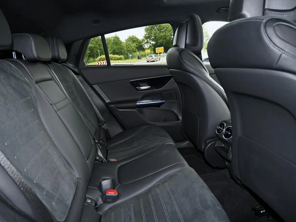 Mercedes-Benz-GLC 220 d-image-14