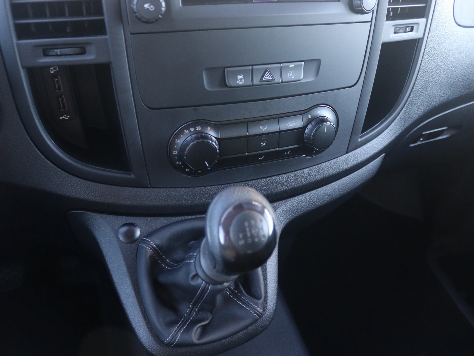 Mercedes-Benz-Vito-image-11