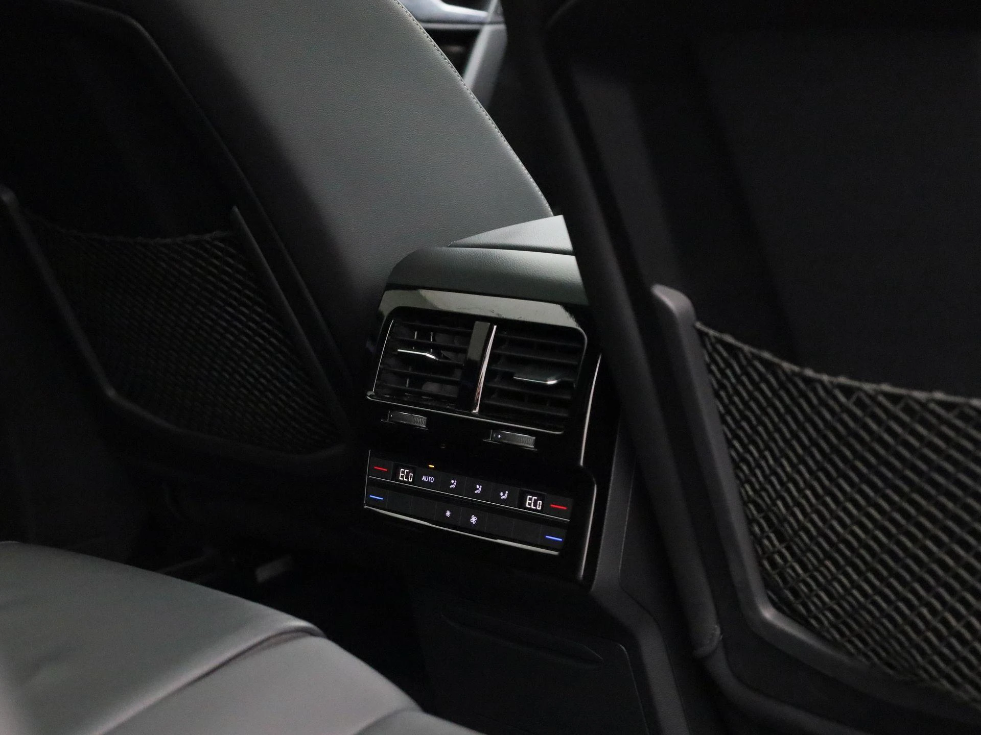 Volkswagen-Touareg-image-46