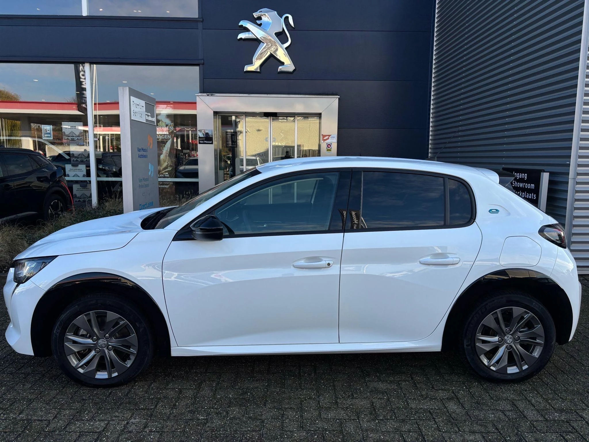 Peugeot-e-208-image-2