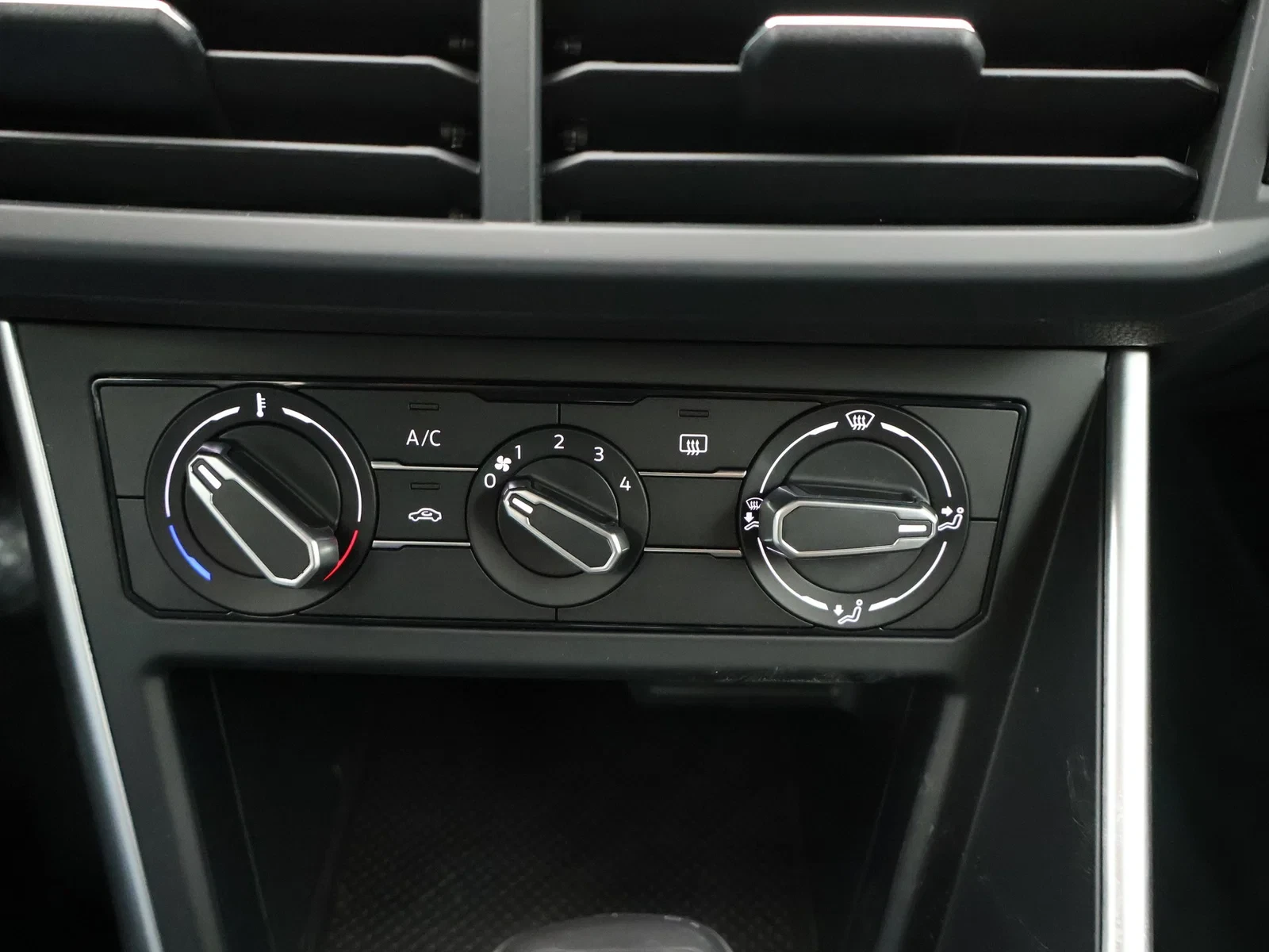 Volkswagen-Polo-image-18