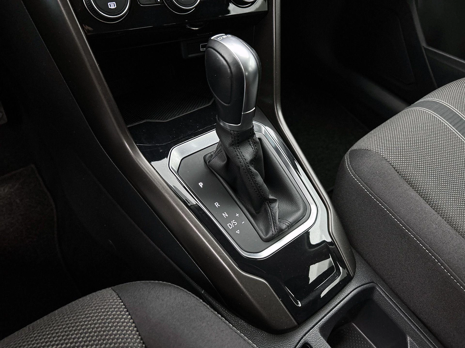 Volkswagen-T-Roc-image-20