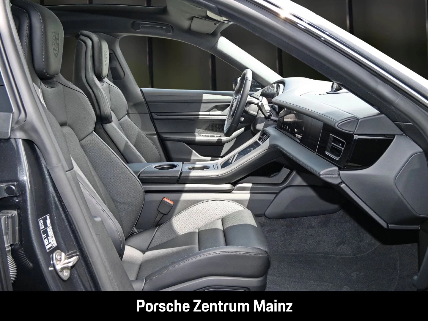 Porsche Taycan Black Edition InnoDrive HA-Lenkung HeadUp black edition