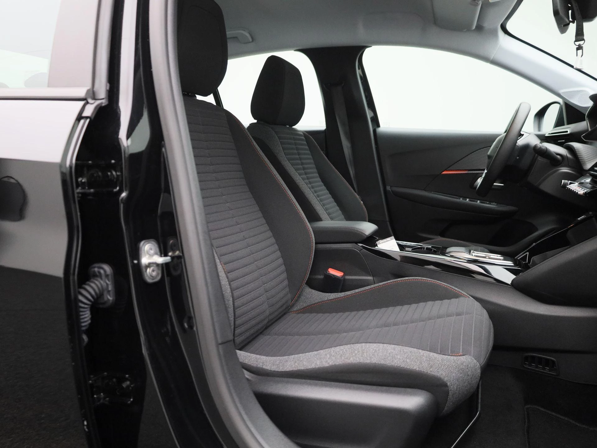 Peugeot-e-208-image-28