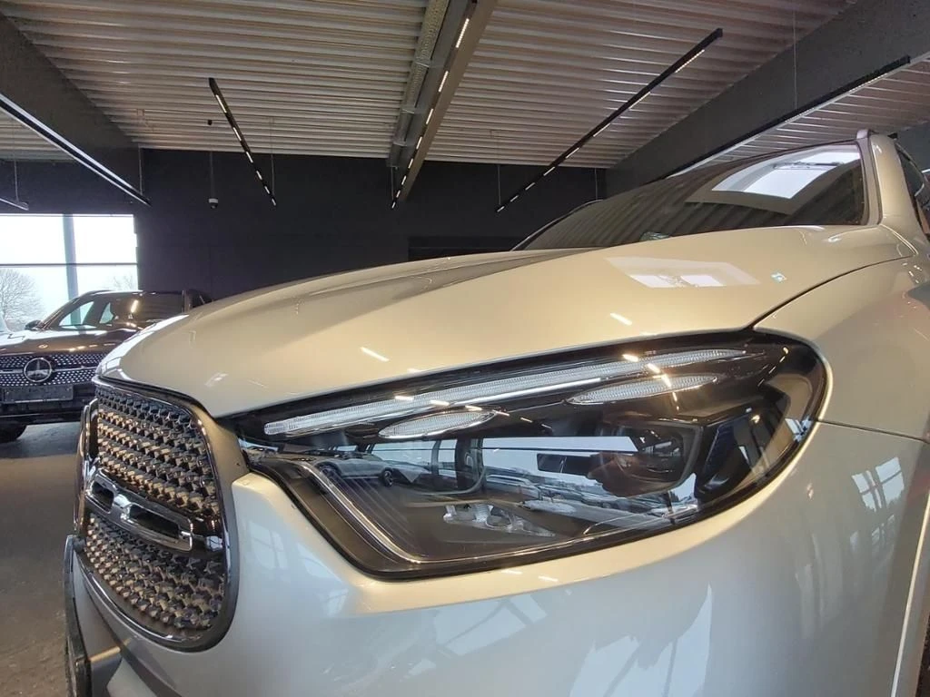 Mercedes-Benz-GLC 300 d-image-12