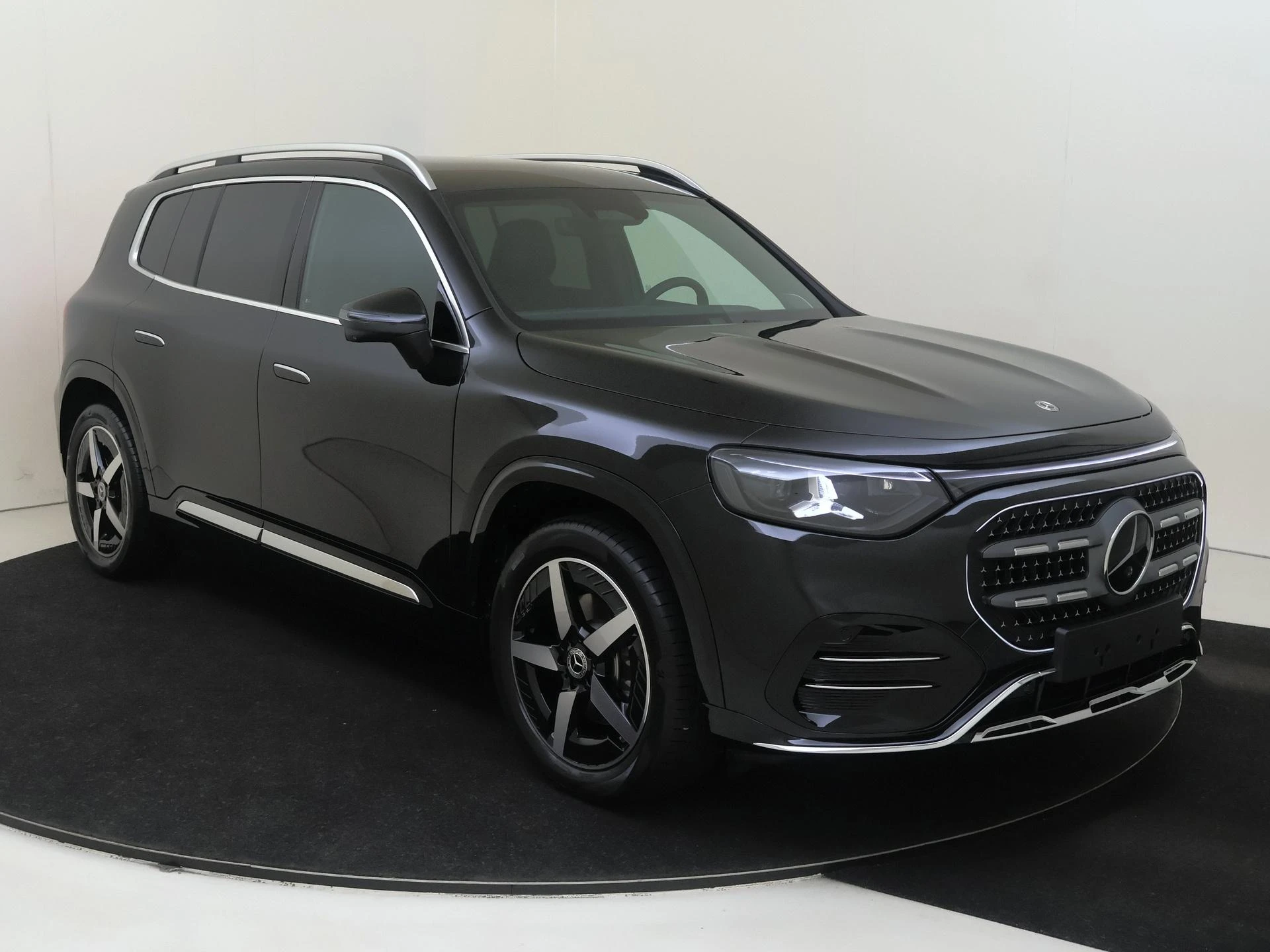Mercedes-Benz-GLB-image-1