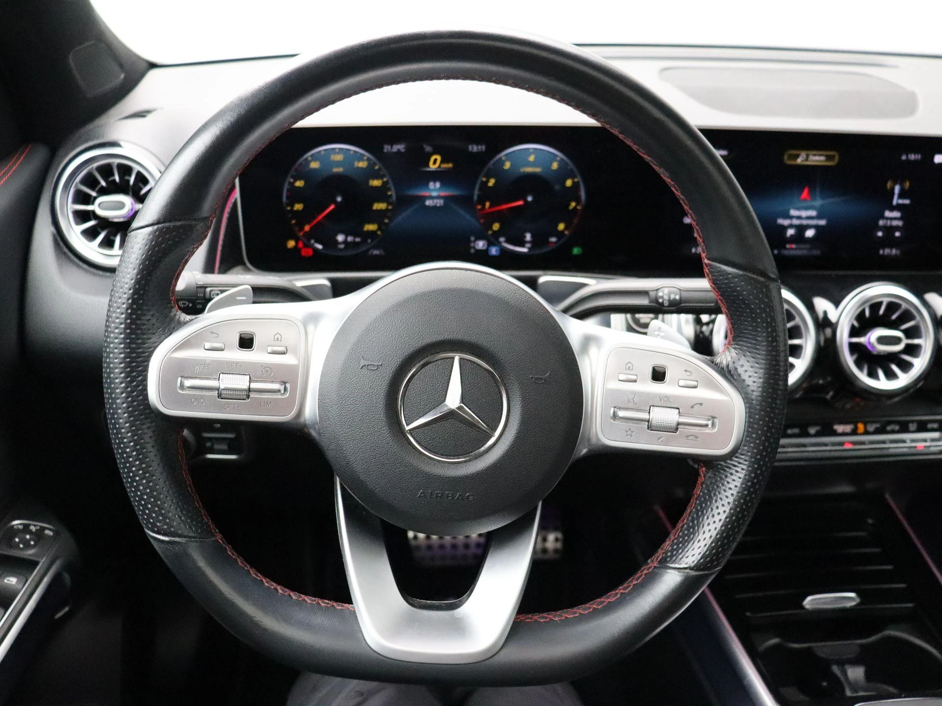 Mercedes-Benz-GLB-image-16