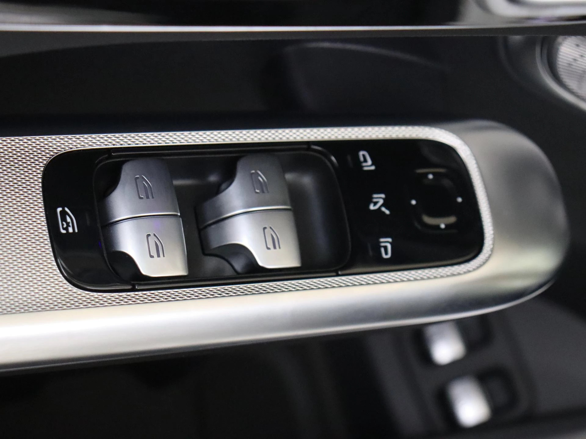 Mercedes-Benz-GLC-image-25