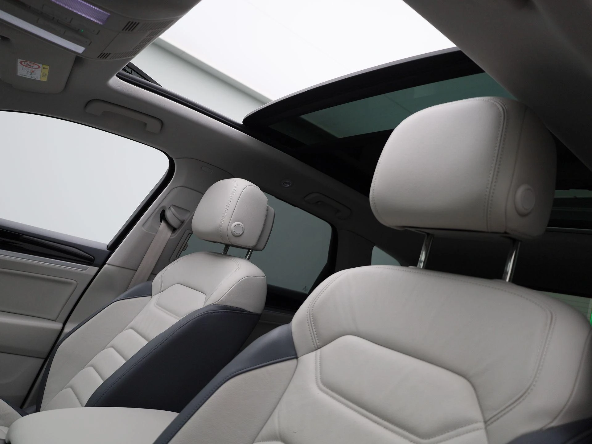 Volkswagen-Touareg-image-37