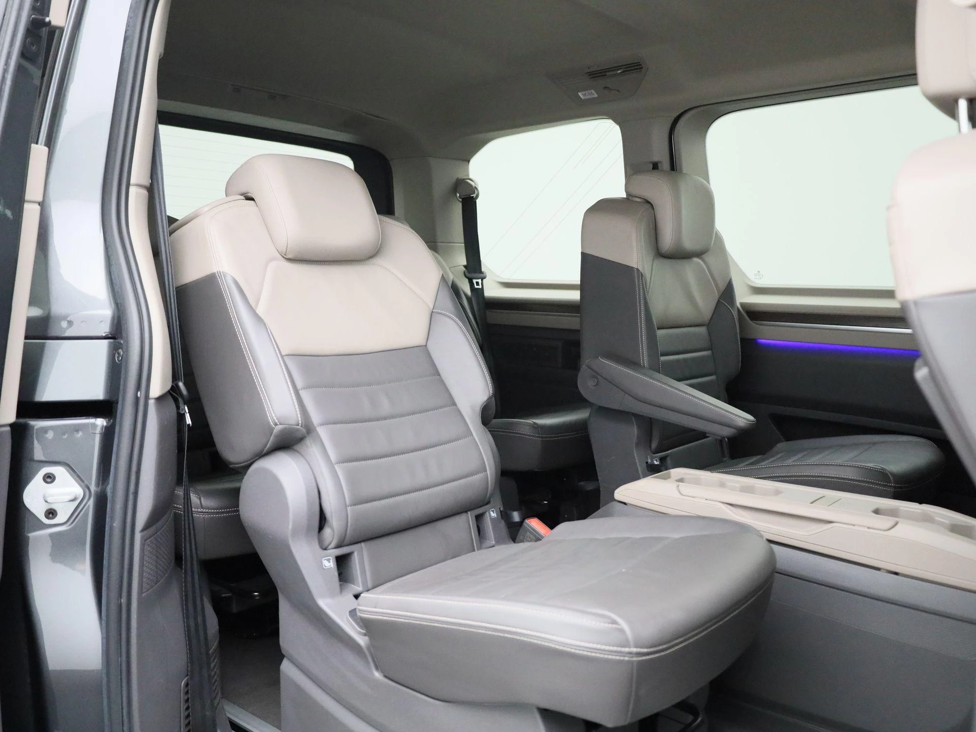 Volkswagen-Multivan-image-38