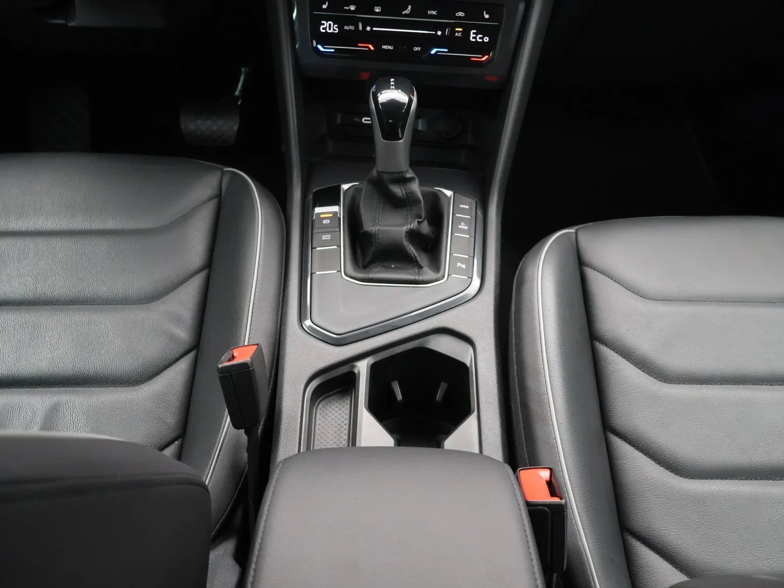 Volkswagen Tiguan eHybrid (PHEV) Tiguan Life Business 1.4TSI eHybrid PHEV 204PK *AUTOMAAT*TREKHAAK*LEDER*CAMERA*PDC*ACC*VIRTUAL COCKP